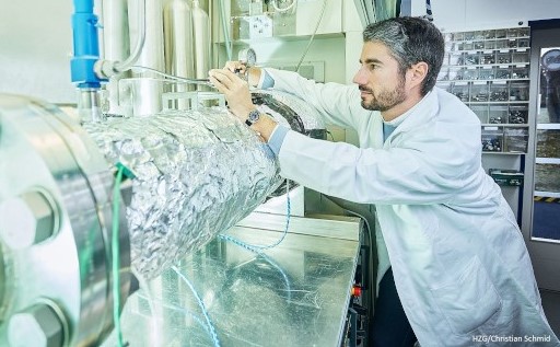 Giovanni Capurzo ein Forscher des HZG forscht in einem Labor an Wasserstoffspeichern.