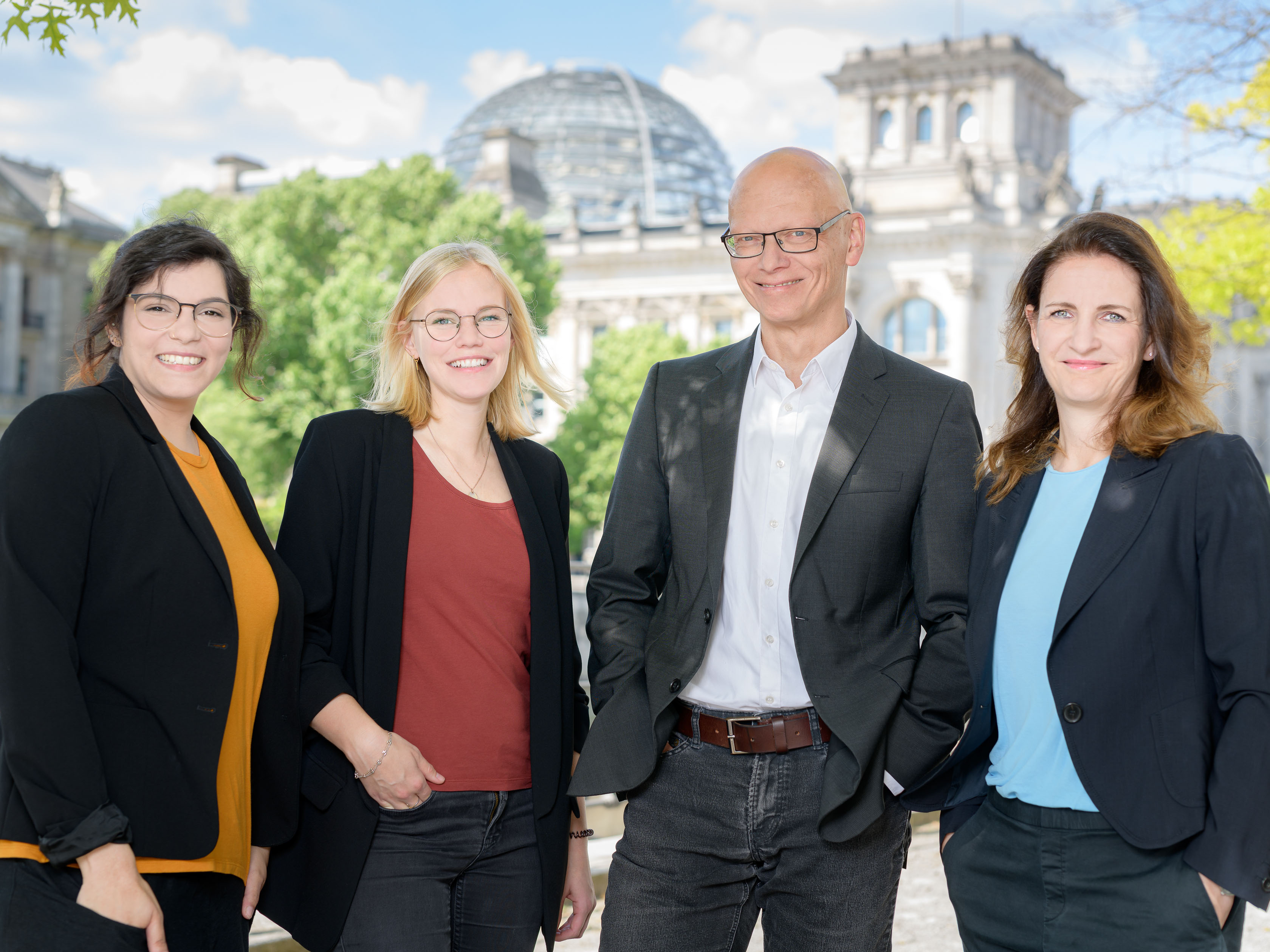 Das Presseteam vor dem Reichstag