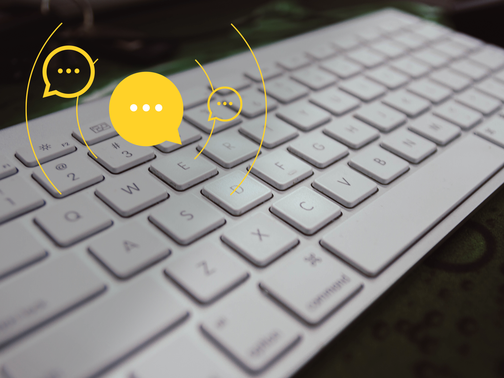 Nahaufnahme: Tastatur, darüber eine grafische Visualisierung von Kommunikation