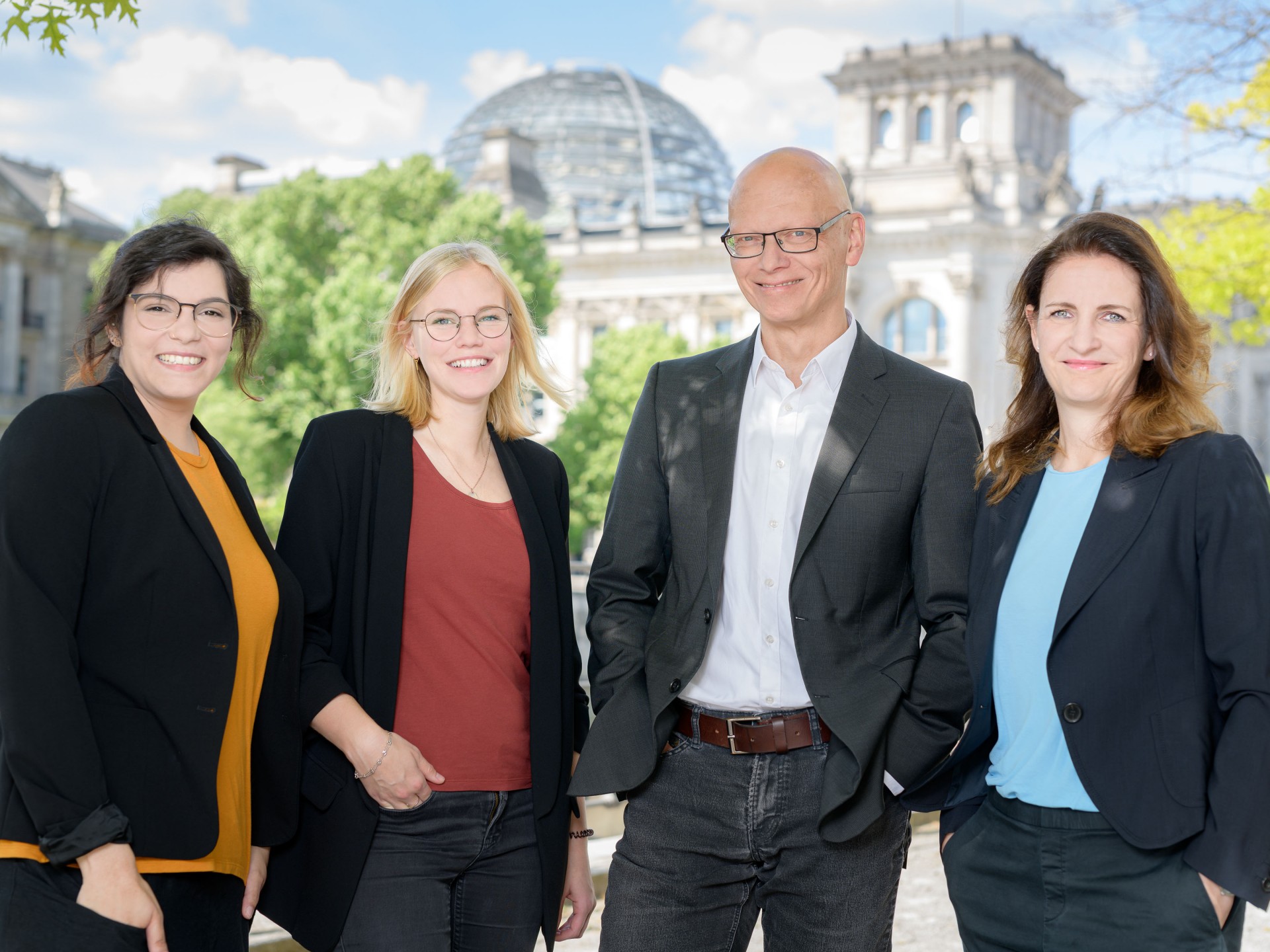 Das Presseteam vor dem Reichstag