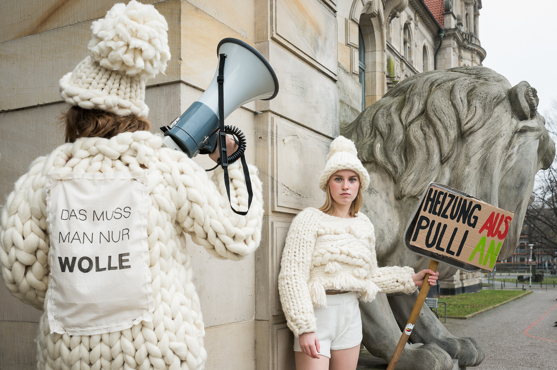 Zwei Demonstratinnen in Wollpullis gekleidet