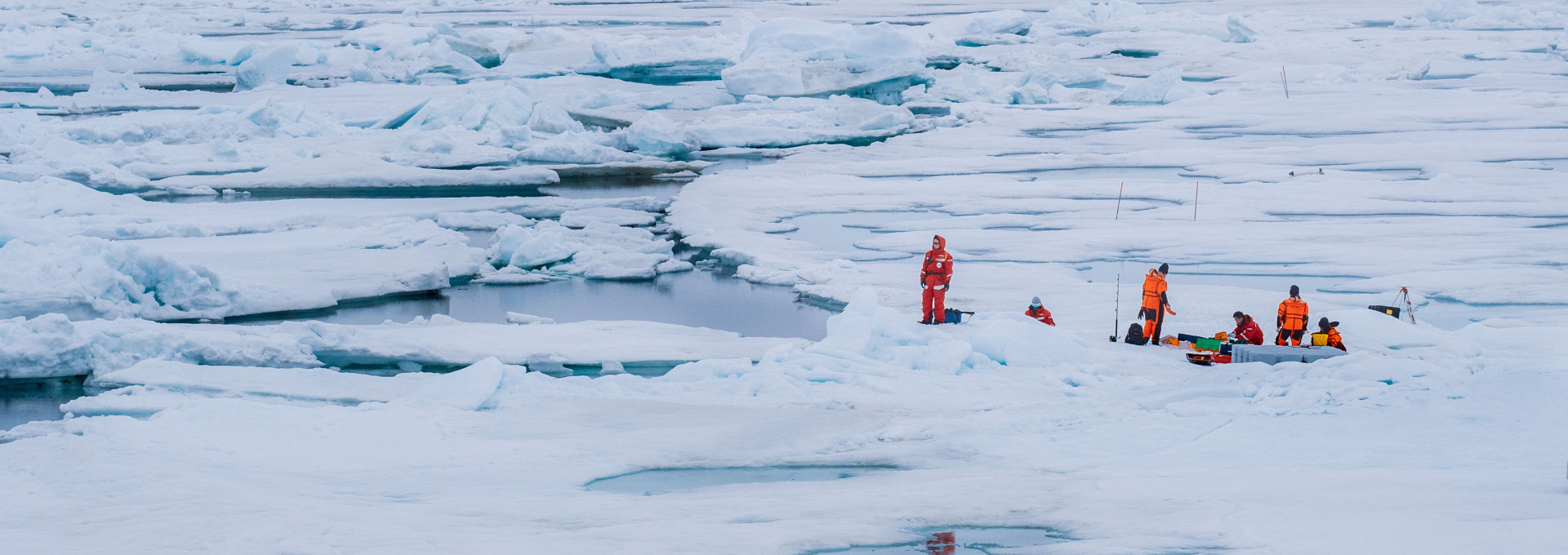 Forscher, die Proben auf einer Eisfläche der Arktis nehmen