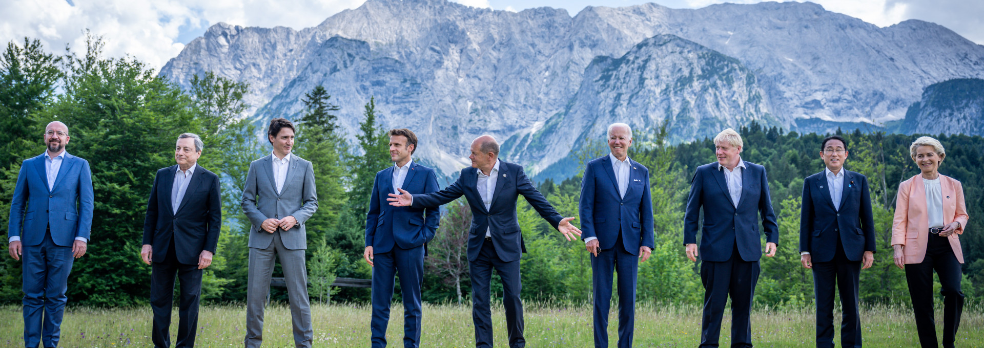 Charles Michel, Präsident des Europäischen Rates, Mario Draghi, Ministerpräsident von Italien, Justin Trudeau, Premierminister von Kanada, Emmanuel Macron, Präsident von Frankreich, Bundeskanzler Olaf Scholz (SPD) , Joe Biden, Präsident der USA, Boris Johnson, Premierminister von Großbritannien, Fumio Kishida, Premierminister von Japan, und Ursula von der Leyen, Präsidentin der Europäischen Kommission (EU), stehen beim Familienfoto während des G7-Gipfels auf Schloss Elmau zusammen.