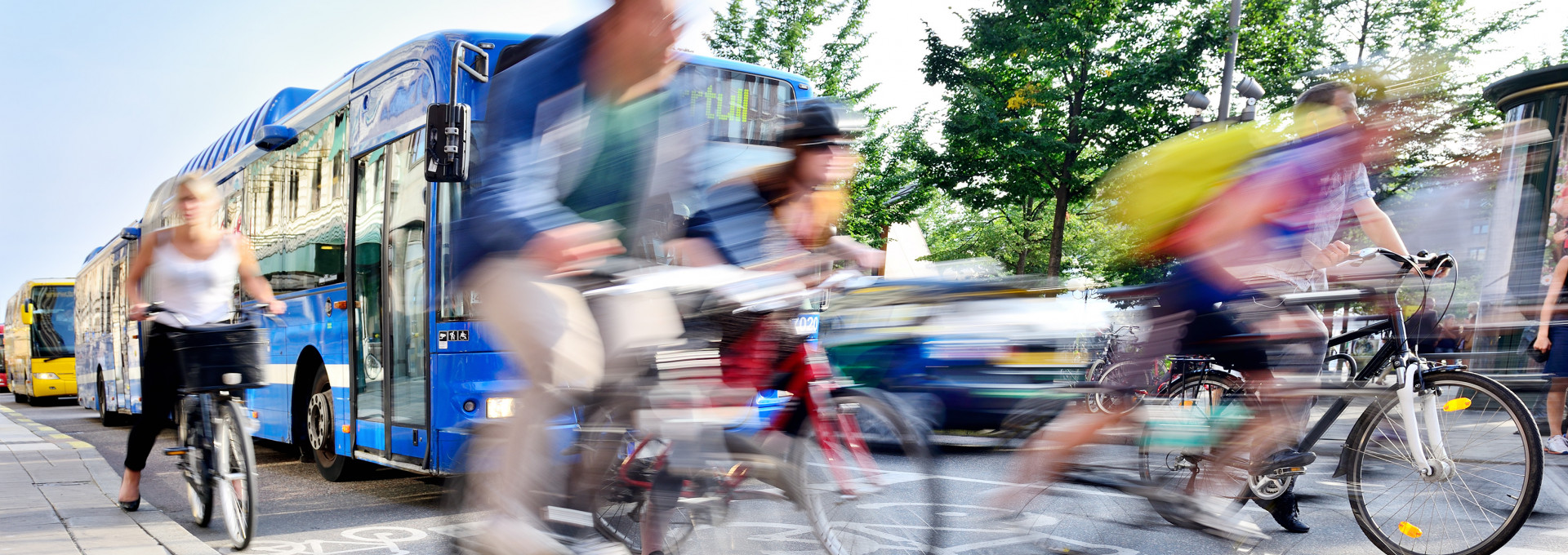 Radfahrer, Busse, Autos und Zebrastreifen im Straßenverkehr