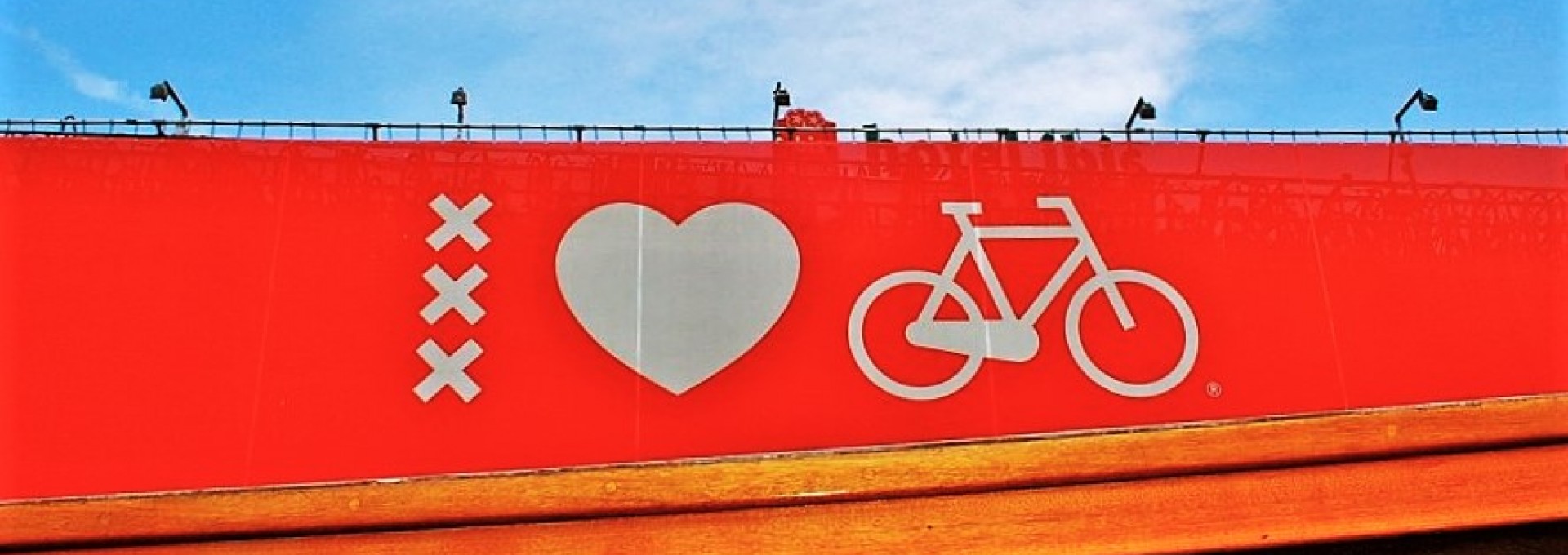 Banner auf dem ein großes Herz und ein Fahrrad ist