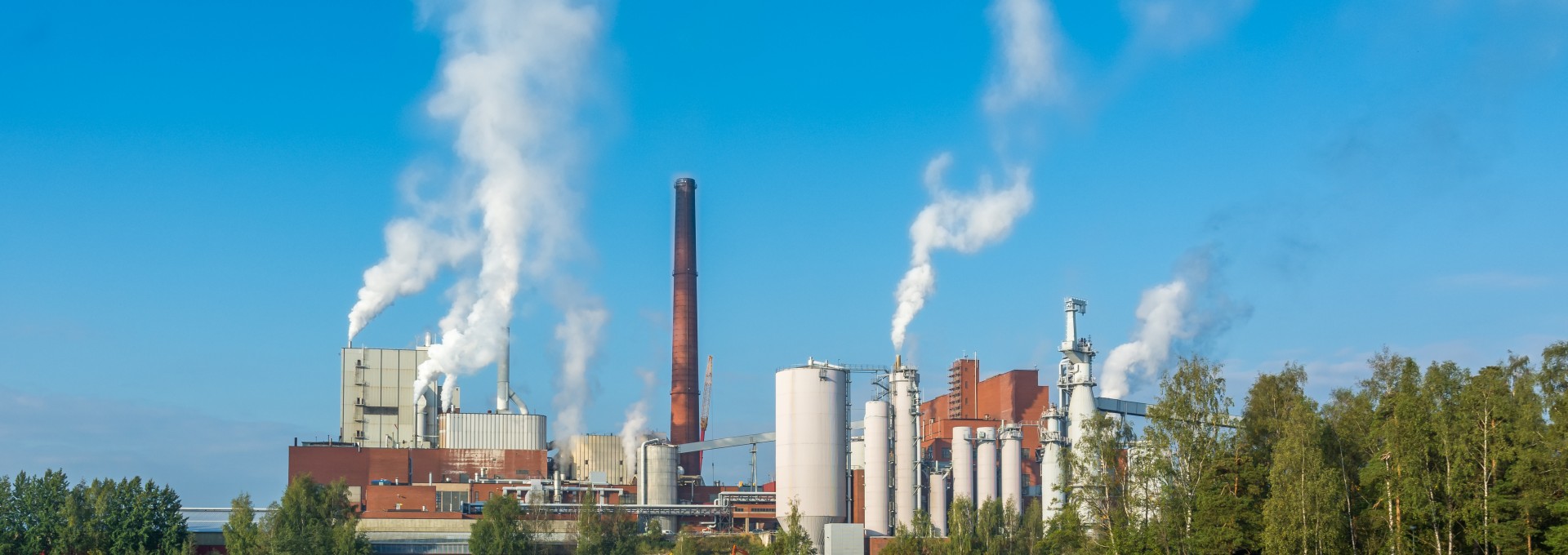 Fabrik in einer Landschaft