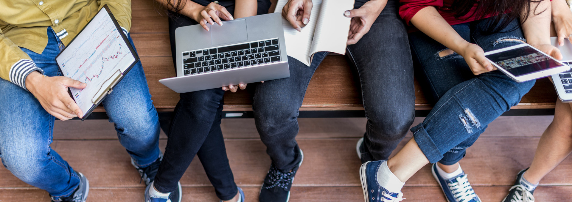 Junge Menschen mit Laptop und Tablet