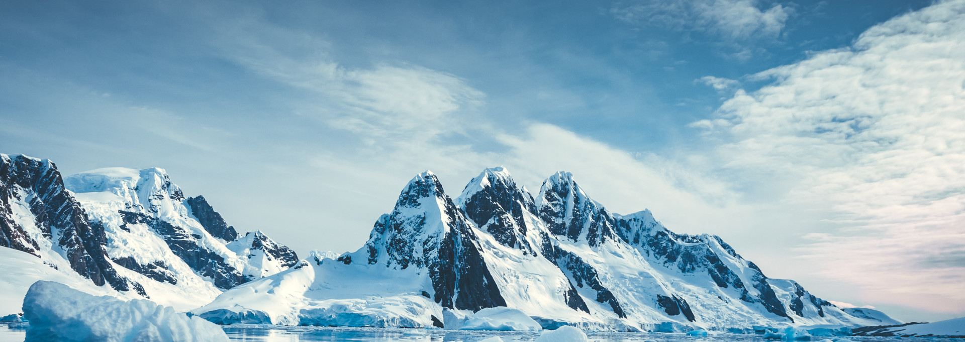 Eisbedeckte Berge, Meer und Himmel