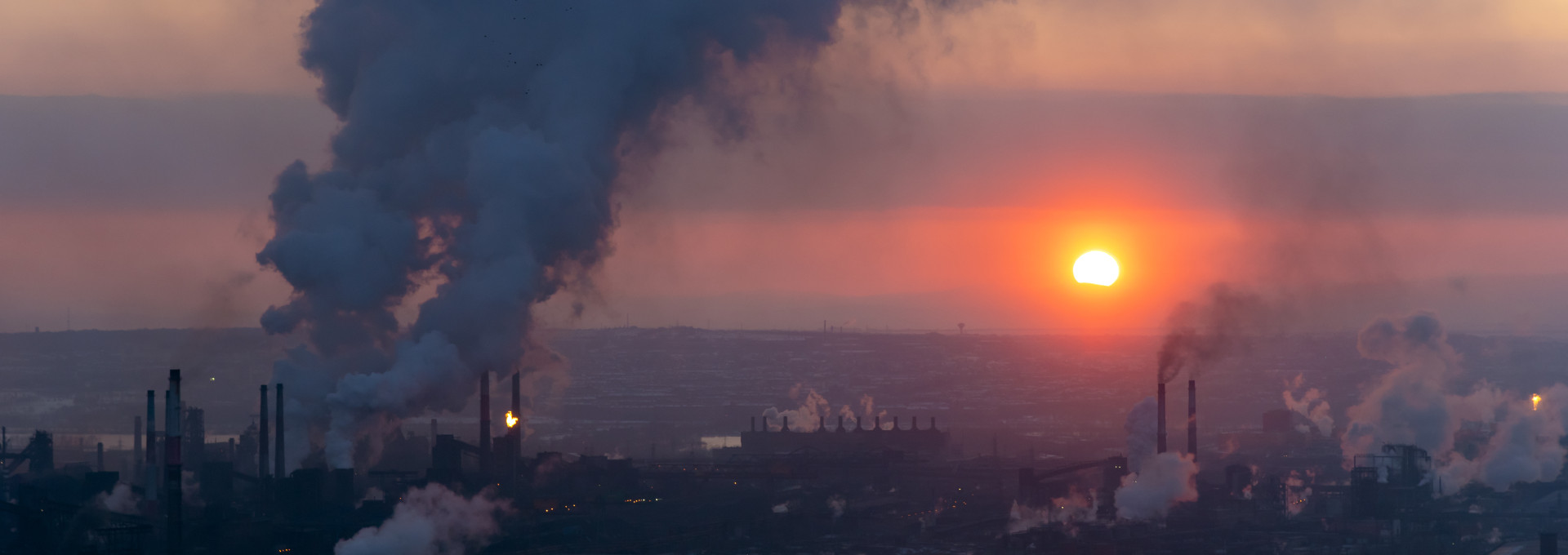 Ein Industriekomplex mit Rauch