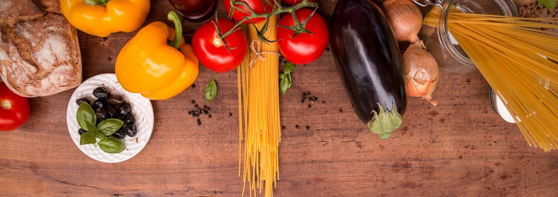 Mediterranes Gemüse auf hölzerner Tischplatte