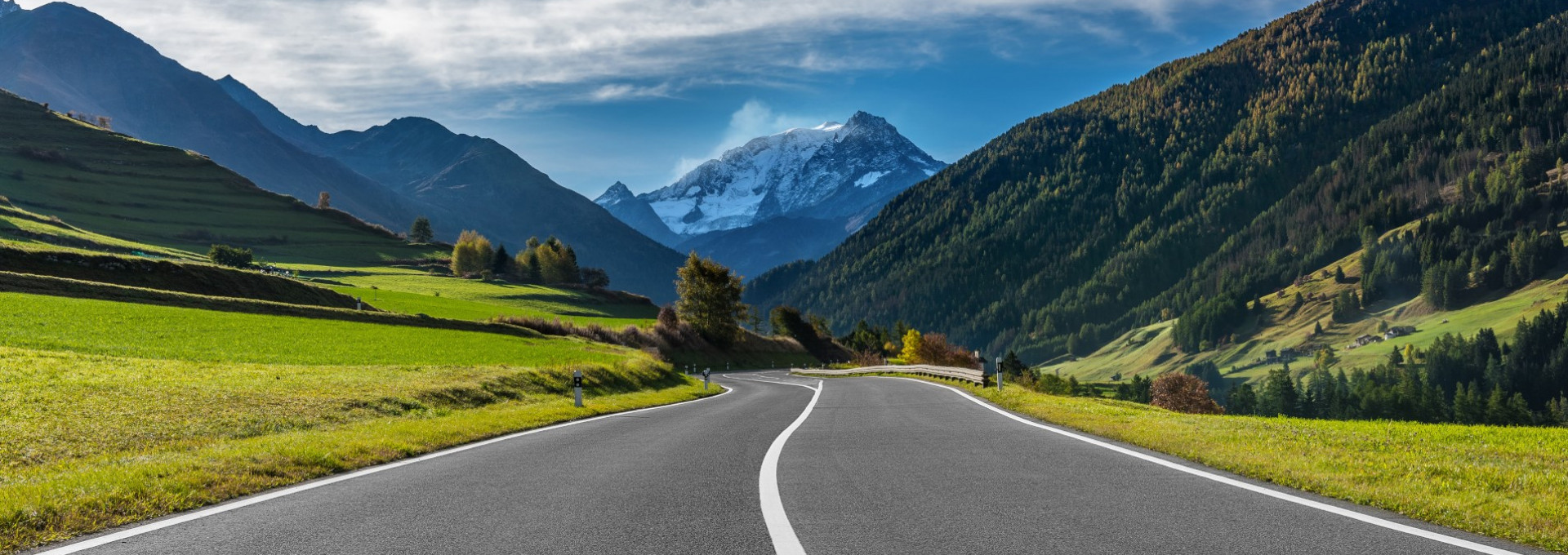 Passstrasse in den Schweizer Alpen