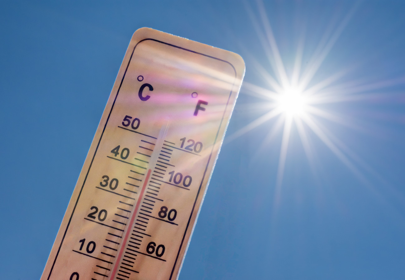 Thermometer zeigt 40 Grad Celsius vor blauem Himmel
