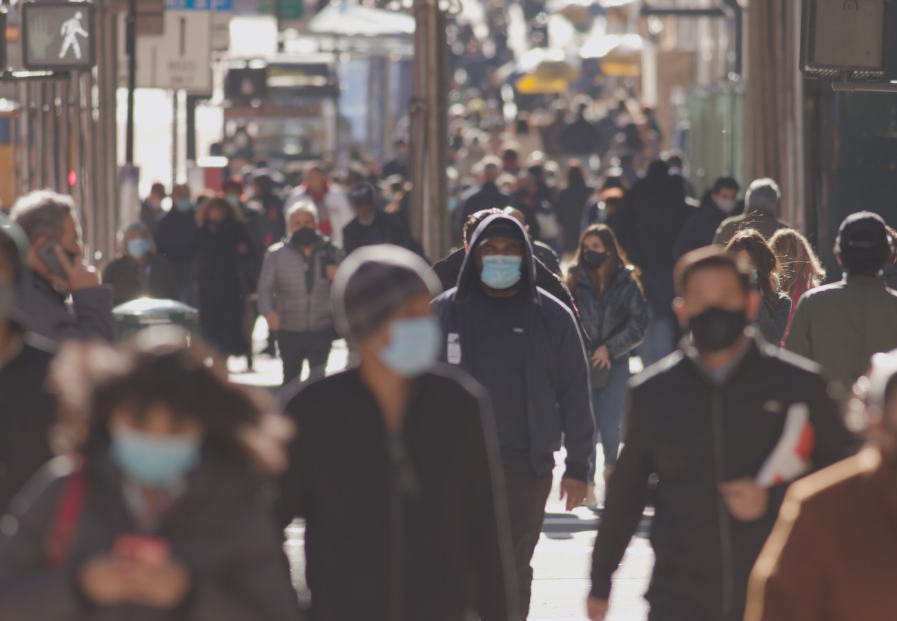 Anonyme Menschenmenge mit hygienischen Masken in einer Großstadt
