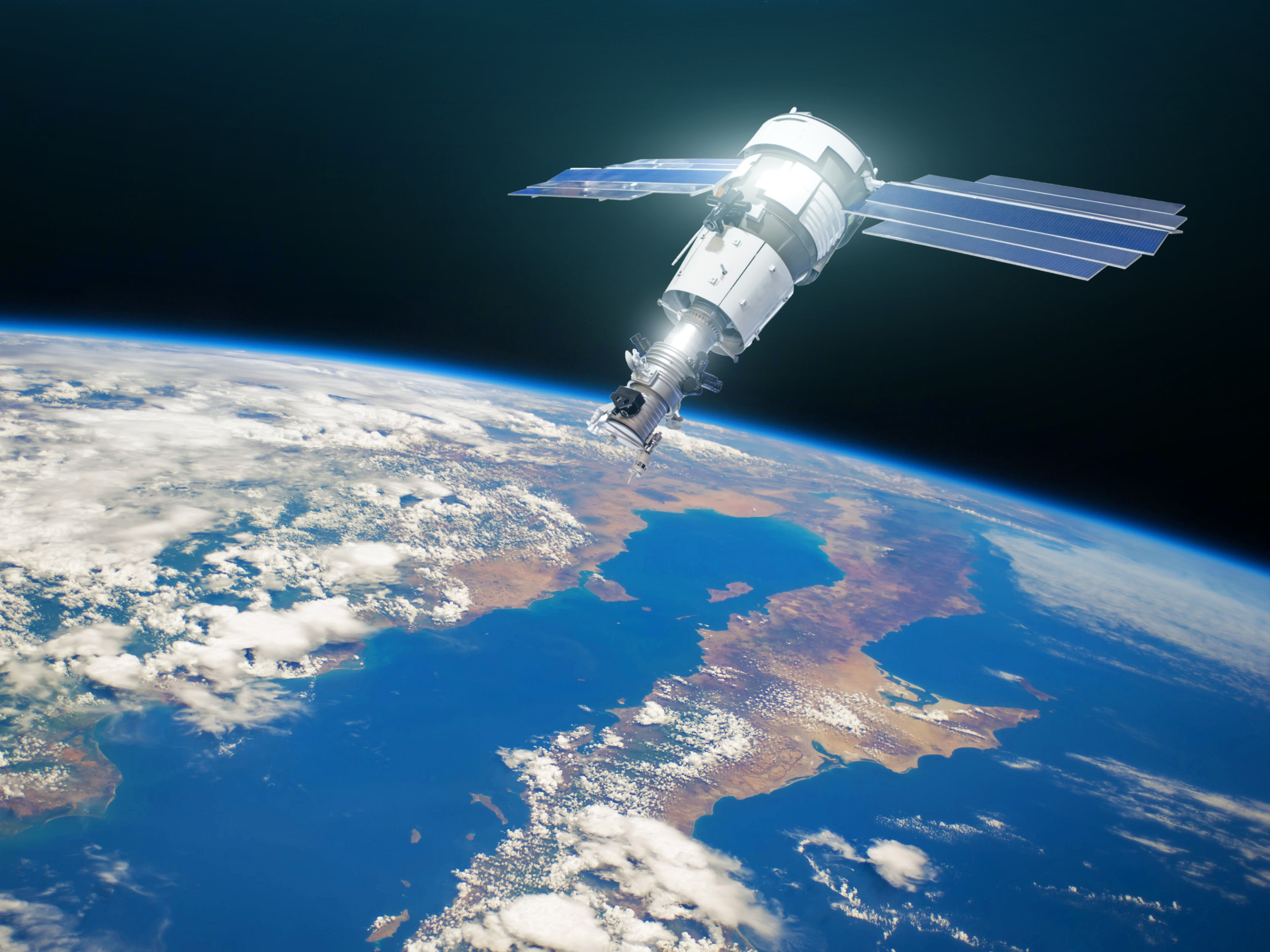 Kommunikationssatellit im Orbit über der Oberfläche des Planeten Erde.