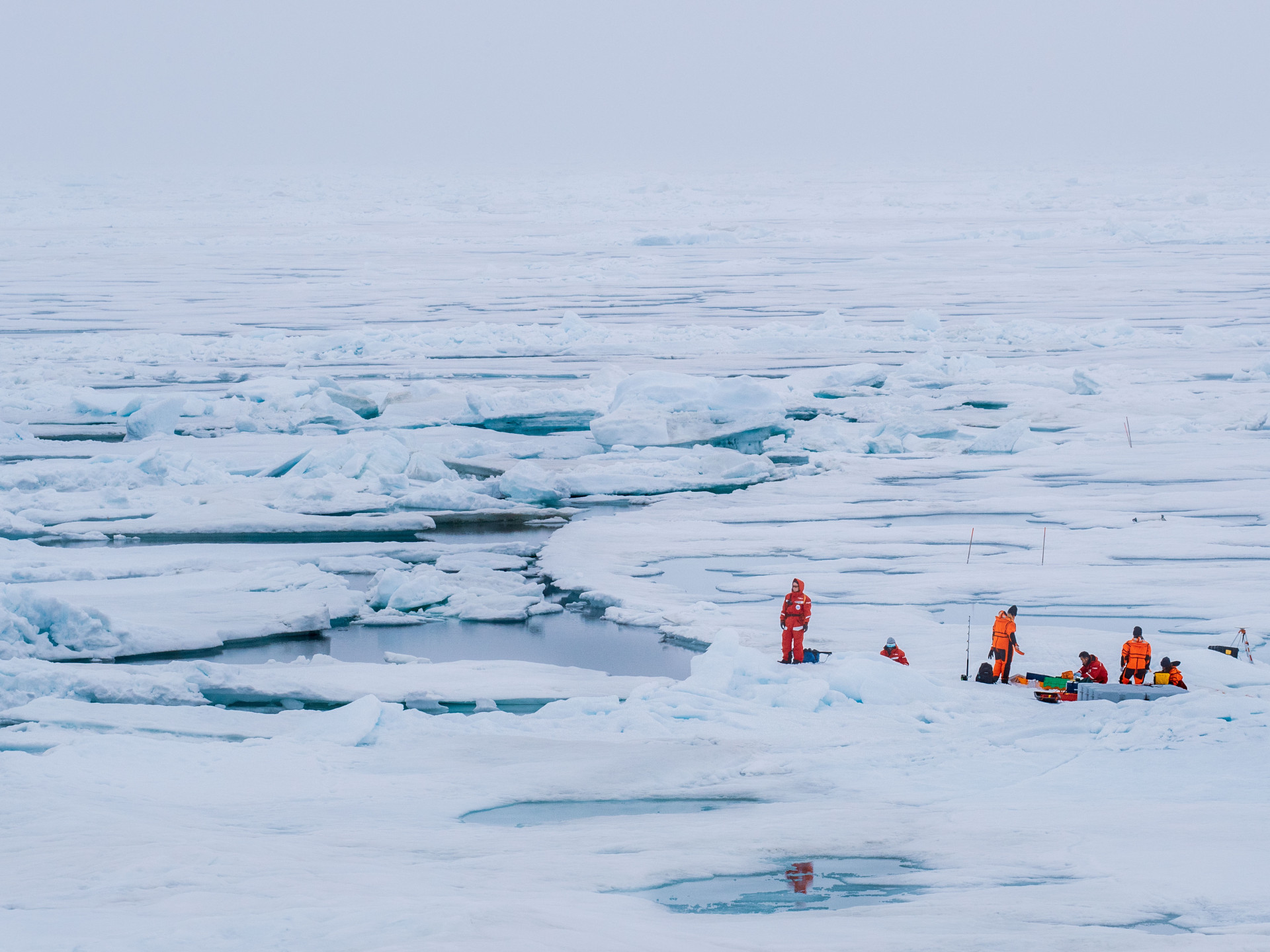Forscher, die Proben auf einer Eisfläche der Arktis nehmen