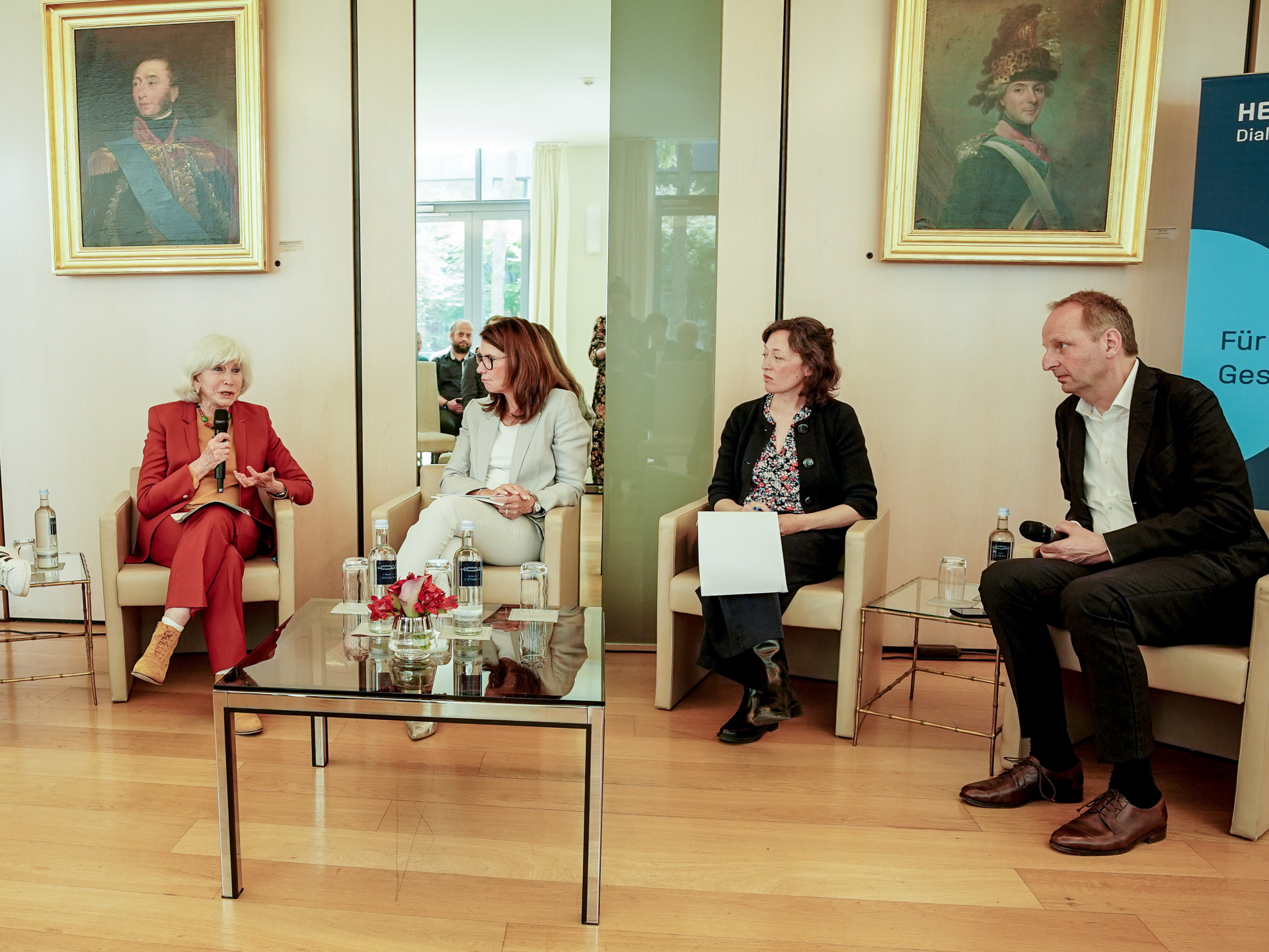 Gäste der Veranstaltung auf dem Podium in der französischen Botschaft