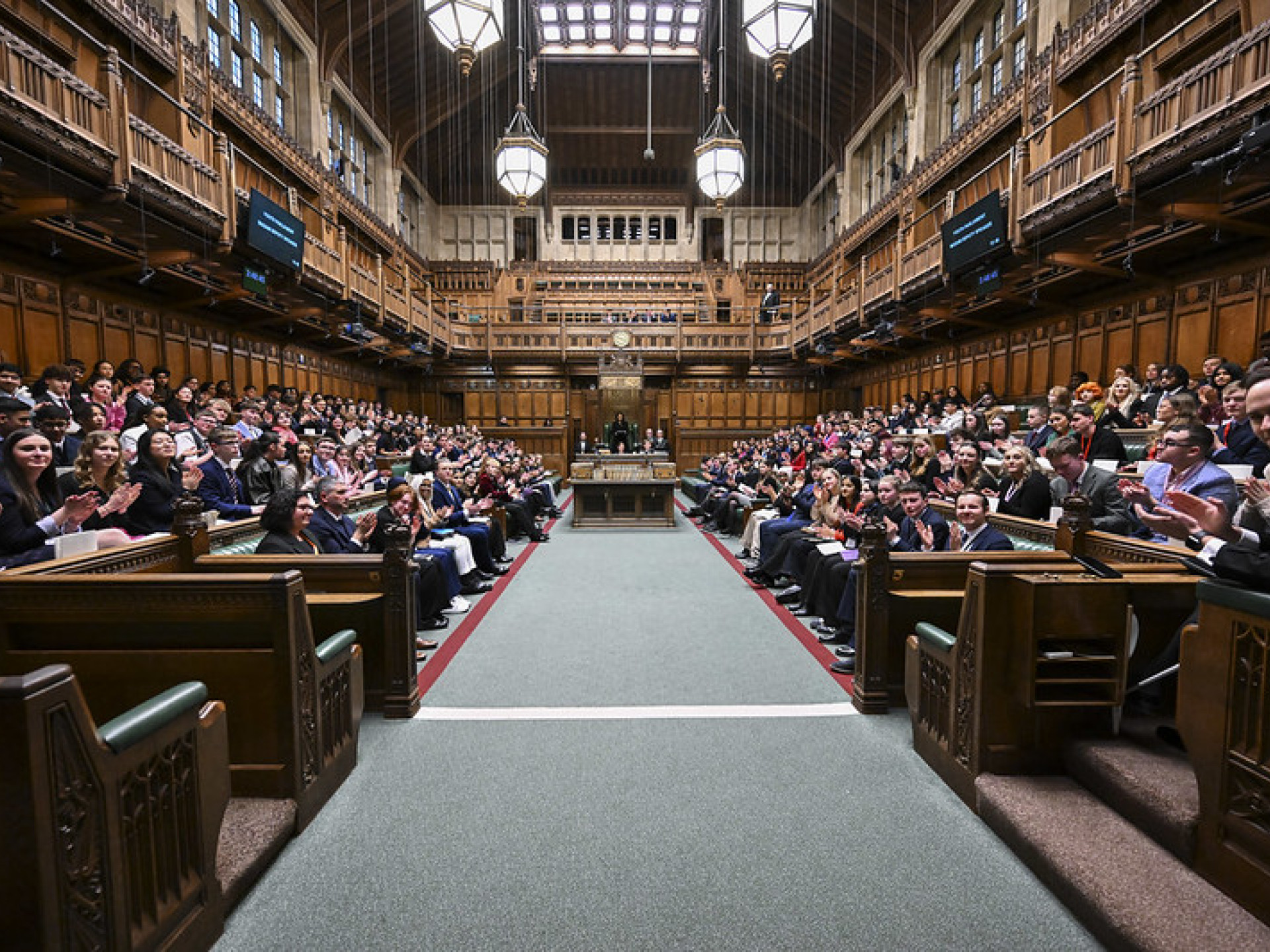 Menschen klatschen im britischen House of Commons