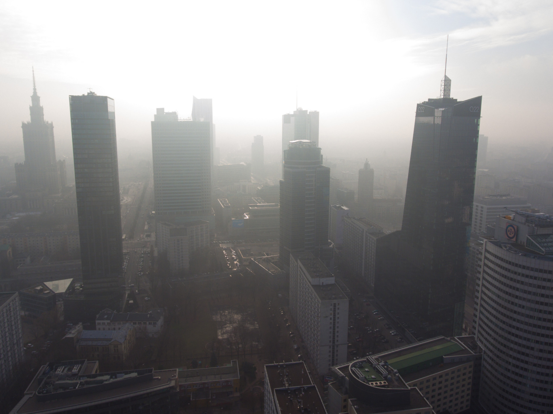 Luftbild von Warschau in den Morgenstunden mit leichtem Smog