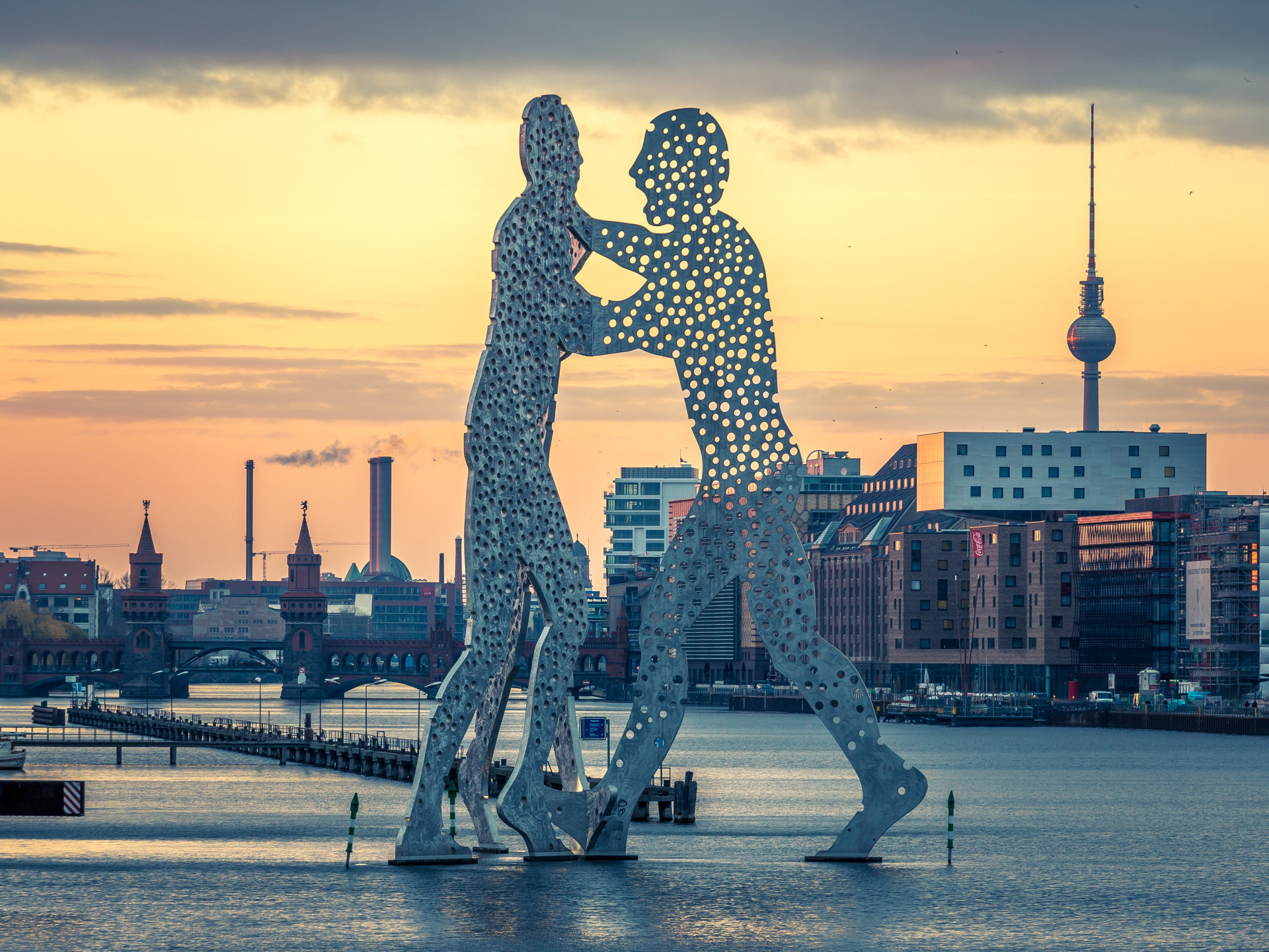 Molecule Man vor Sonnenuntergang in Berlin