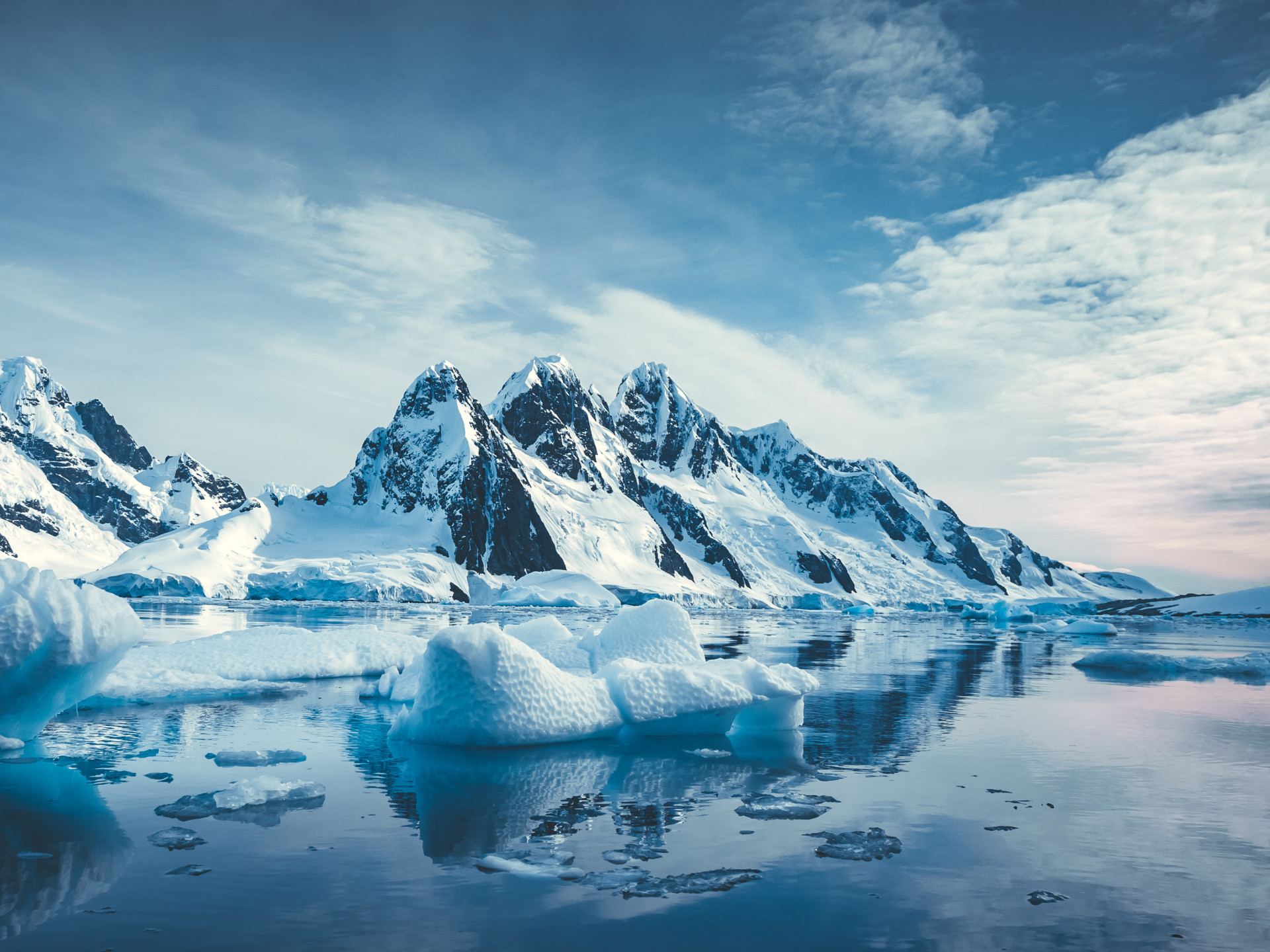 Eisbedeckte Berge, Meer und Himmel