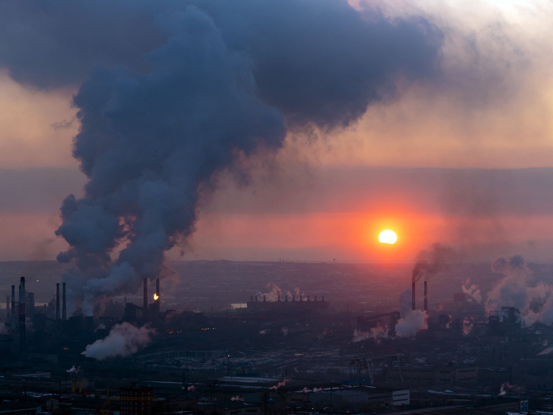 Ein Industriekomplex mit Rauch