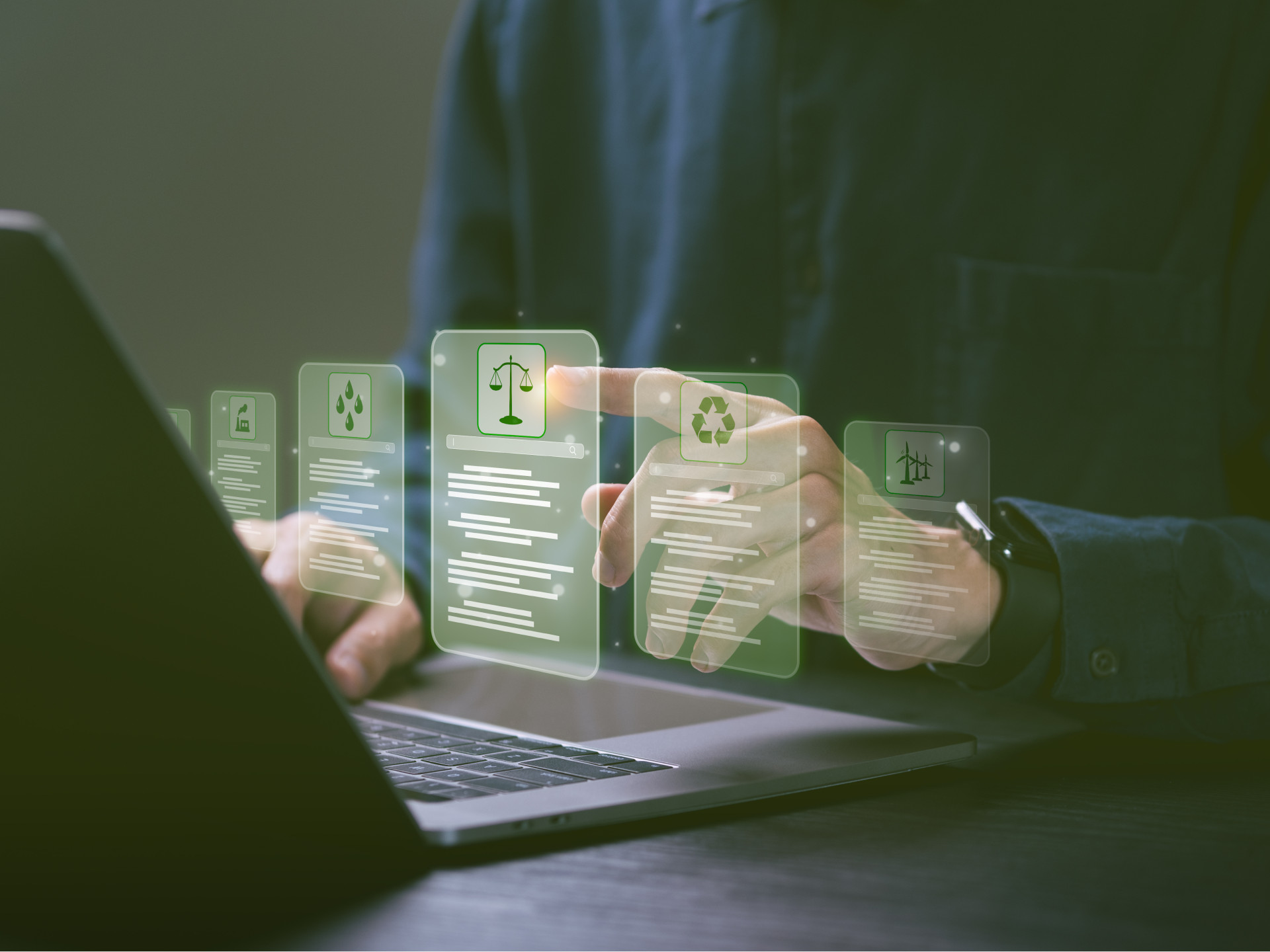 Mann am Computer mit digitalen Umweltrecht-Zeichen