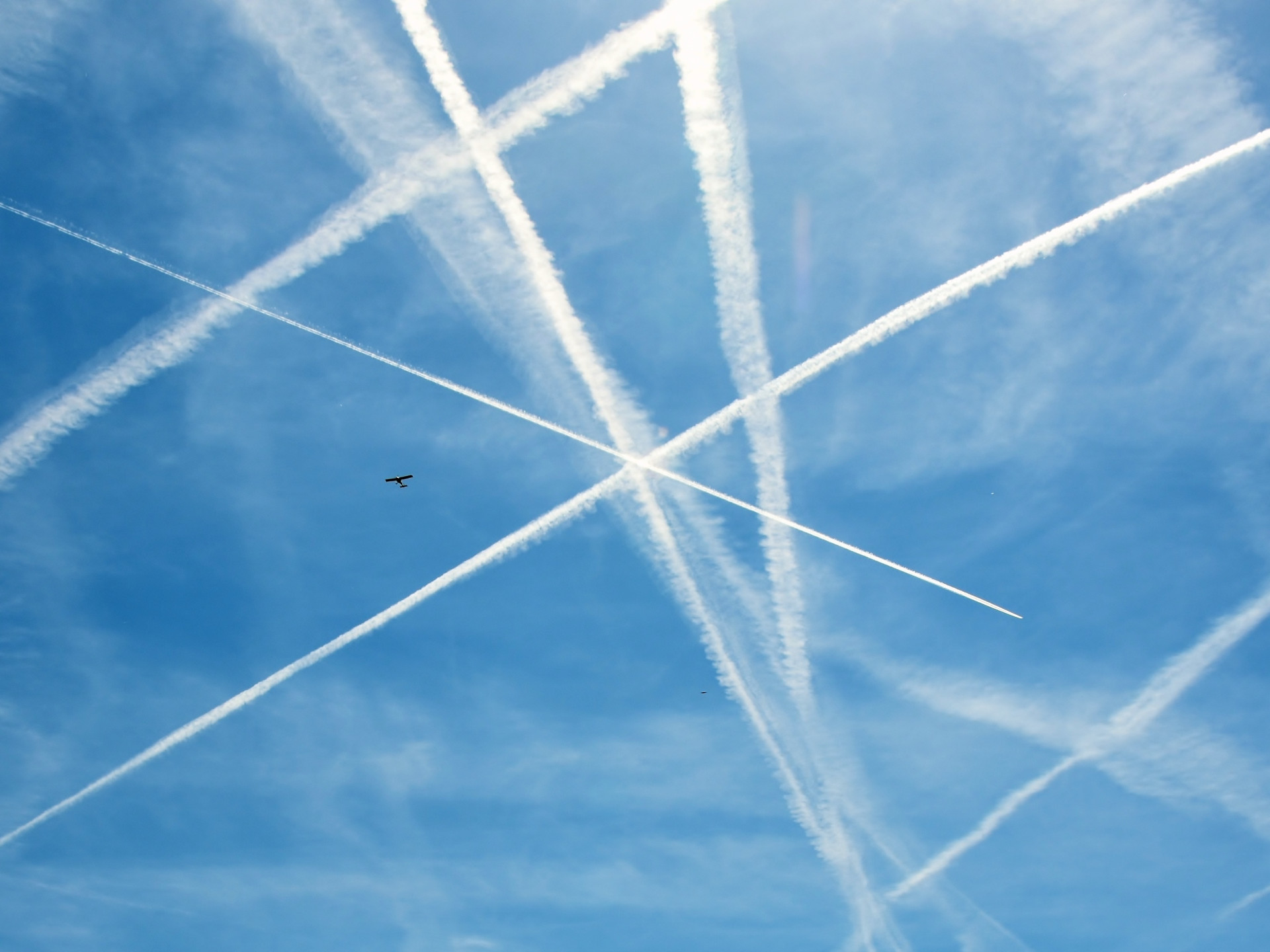 Kondensstreifen am Himmel