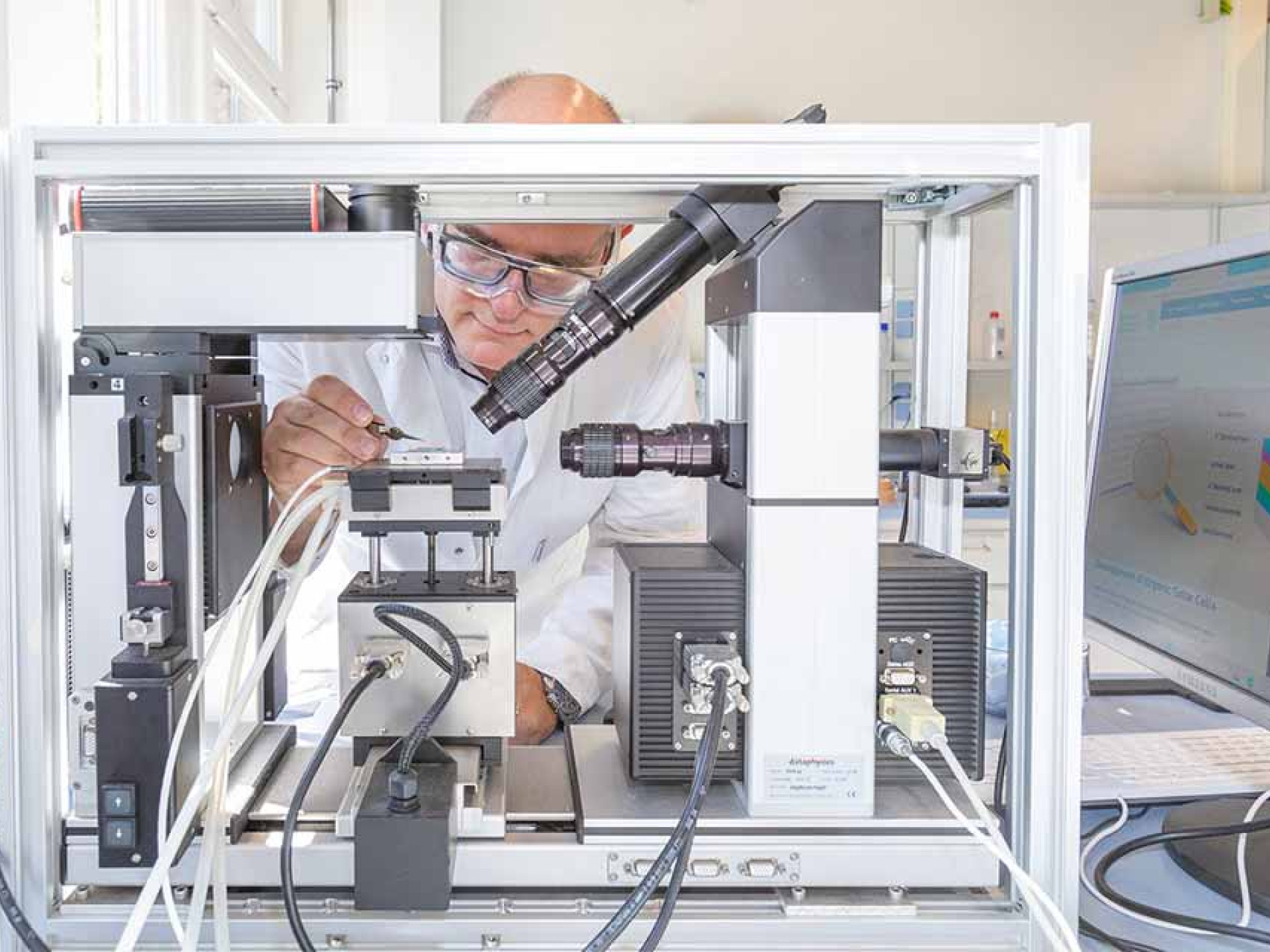 Stephan Roth bei der Probenvorbereitung der Petrowskit-Solarzelle