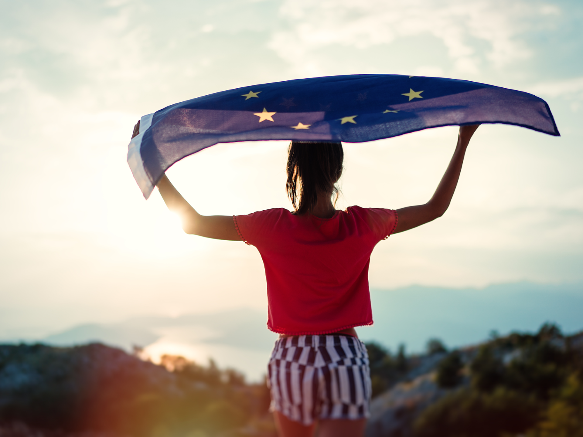 Kind hält eine EU-Flagge