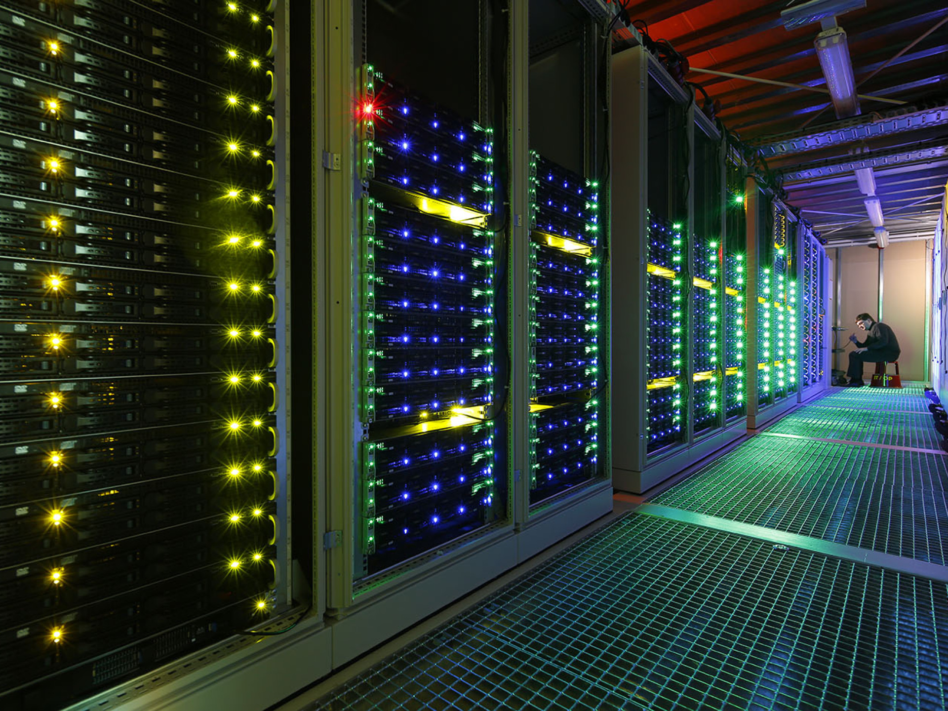Blick auf Supercomputer L-CSC im Green IT Cube