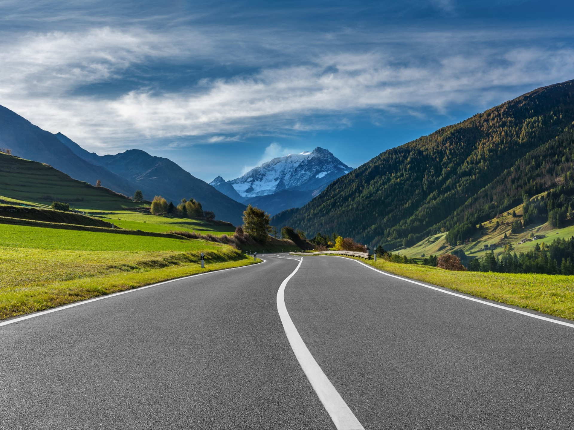 Passstrasse in den Schweizer Alpen