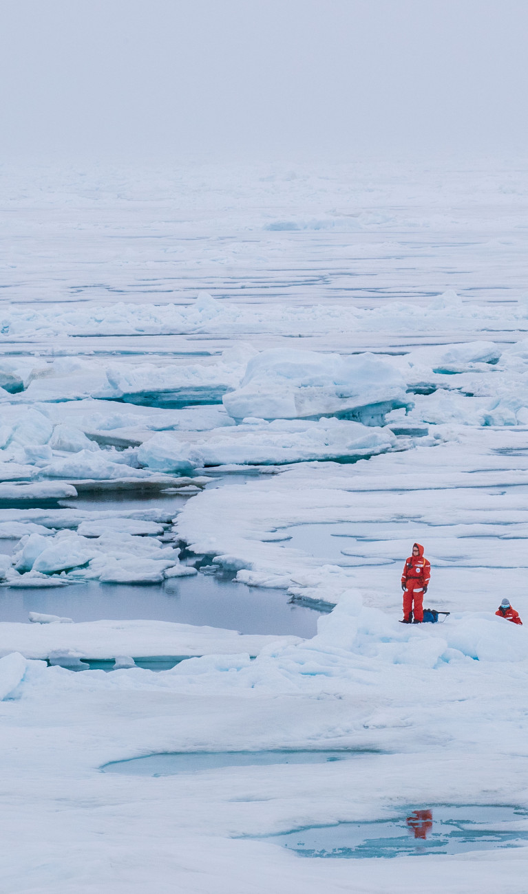 Forscher, die Proben auf einer Eisfläche der Arktis nehmen
