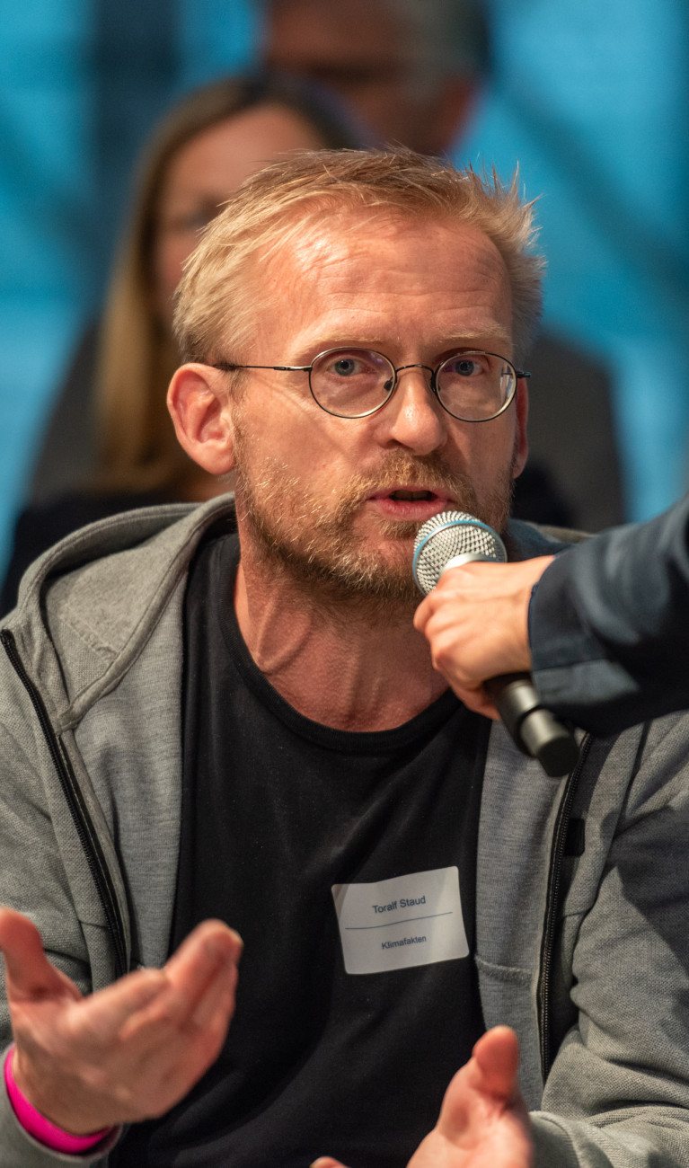 Toralf Staud spricht in ein Mikrofon.