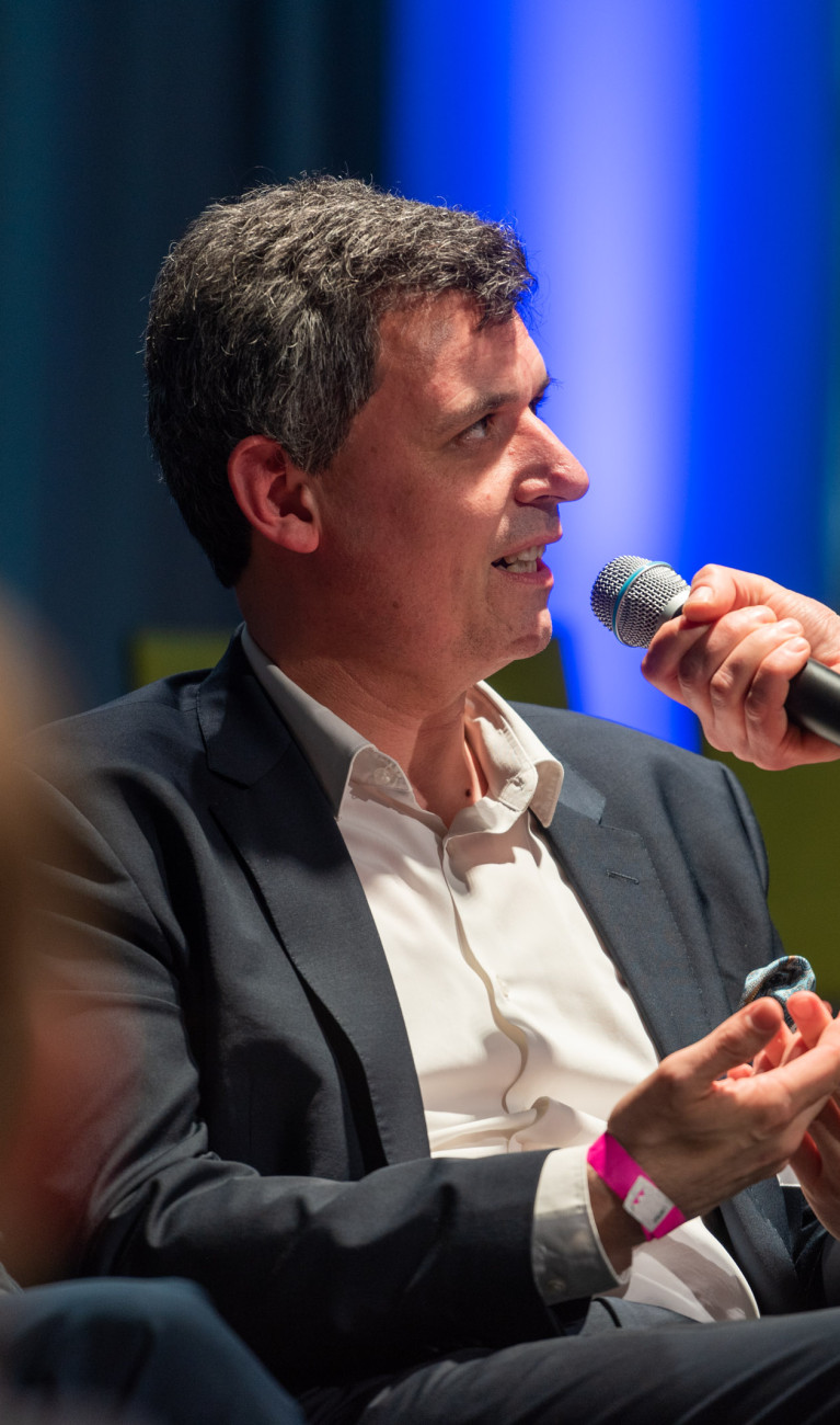 Stefan Brandt spricht in ein Mikrofon.
