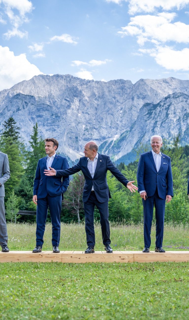 Charles Michel, Präsident des Europäischen Rates, Mario Draghi, Ministerpräsident von Italien, Justin Trudeau, Premierminister von Kanada, Emmanuel Macron, Präsident von Frankreich, Bundeskanzler Olaf Scholz (SPD) , Joe Biden, Präsident der USA, Boris Johnson, Premierminister von Großbritannien, Fumio Kishida, Premierminister von Japan, und Ursula von der Leyen, Präsidentin der Europäischen Kommission (EU), stehen beim Familienfoto während des G7-Gipfels auf Schloss Elmau zusammen.