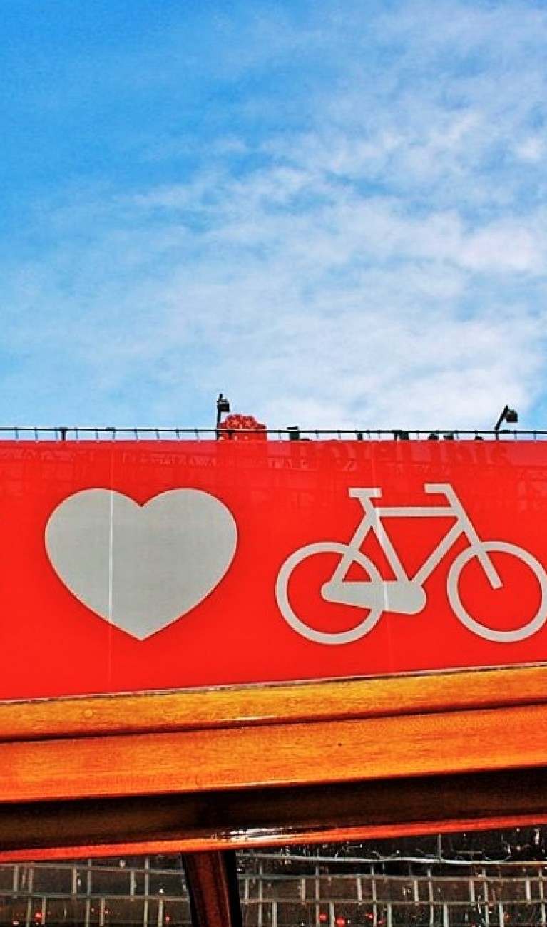 Banner auf dem ein großes Herz und ein Fahrrad ist