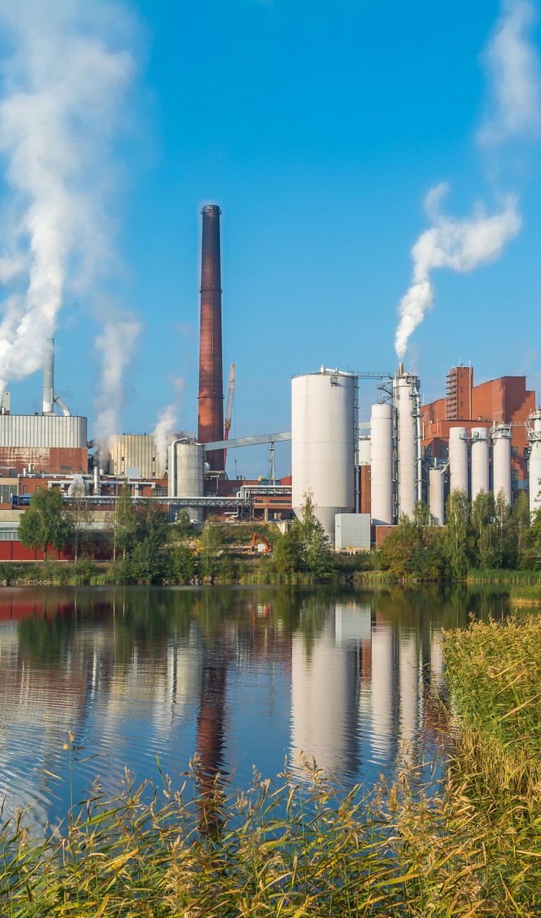 Fabrik in einer Landschaft