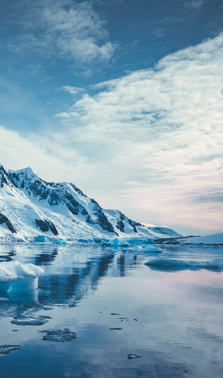 Eisbedeckte Berge, Meer und Himmel