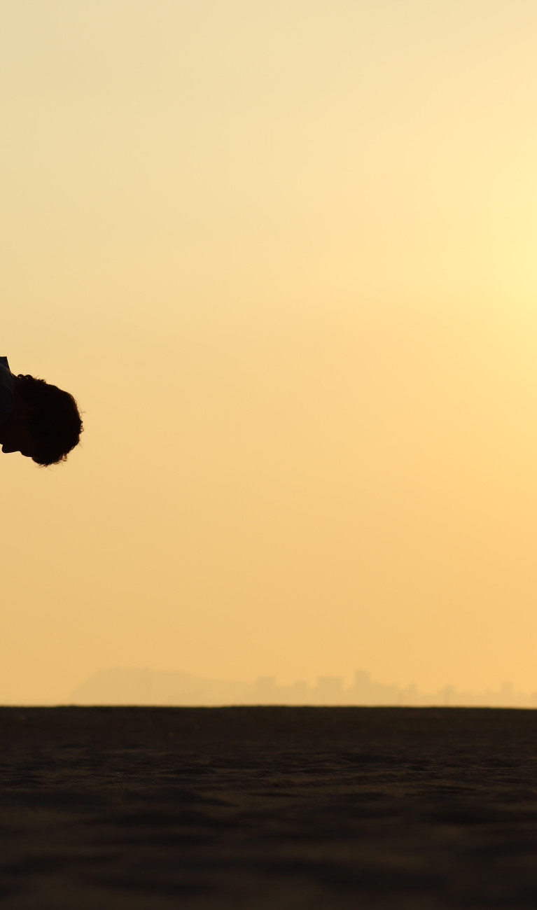 Silhouette eines erschöpften Menschen bei Sonnenuntergang