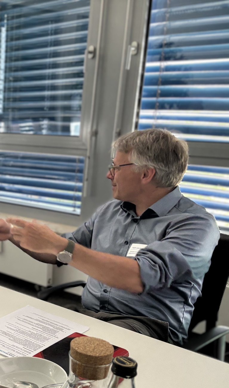 Teilnehmende am KLIMA-Lunch im Gespräch mit Prof. Dr. Fabian Leendertz (HZI)