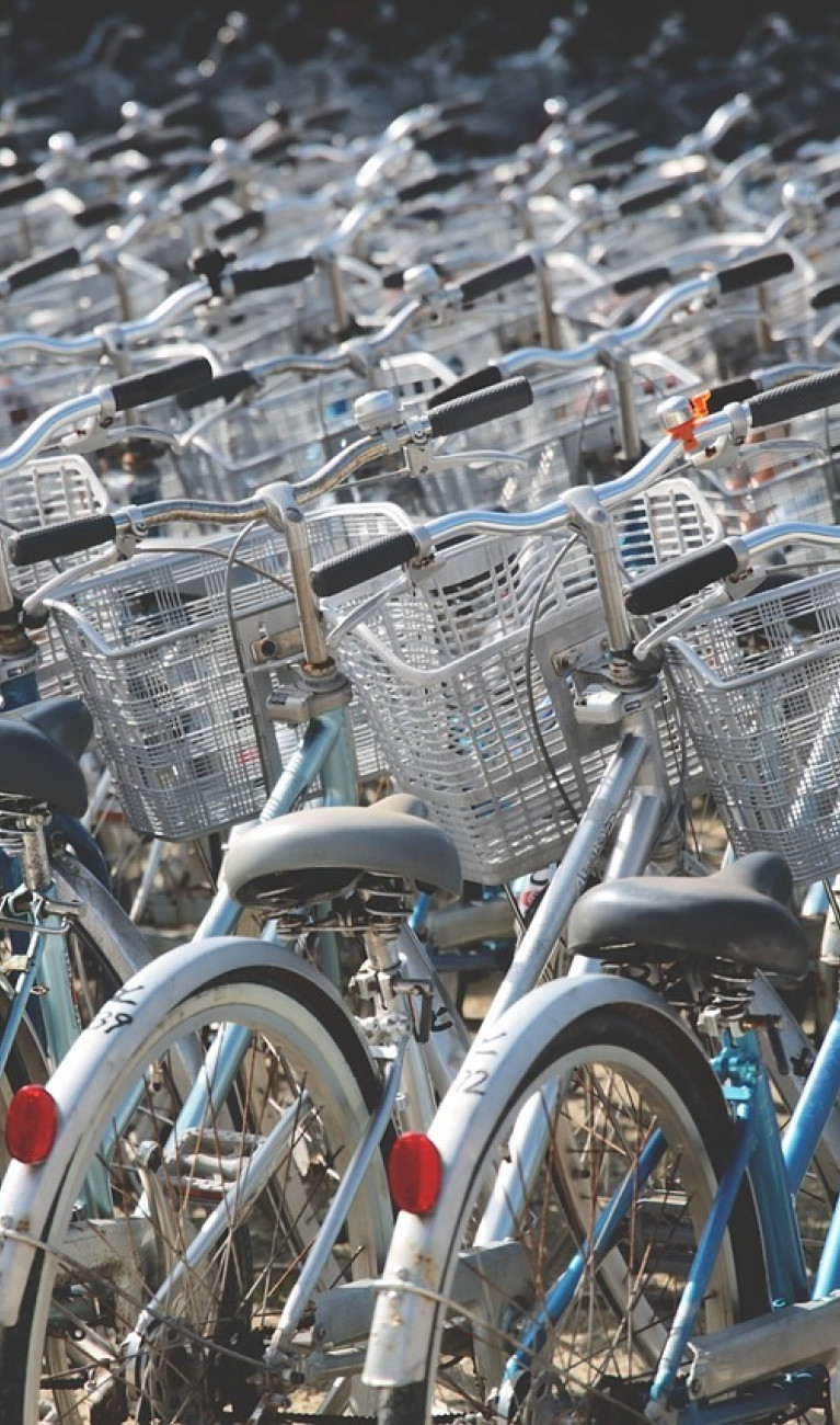 Sehr viele geparkte Fahrräder
