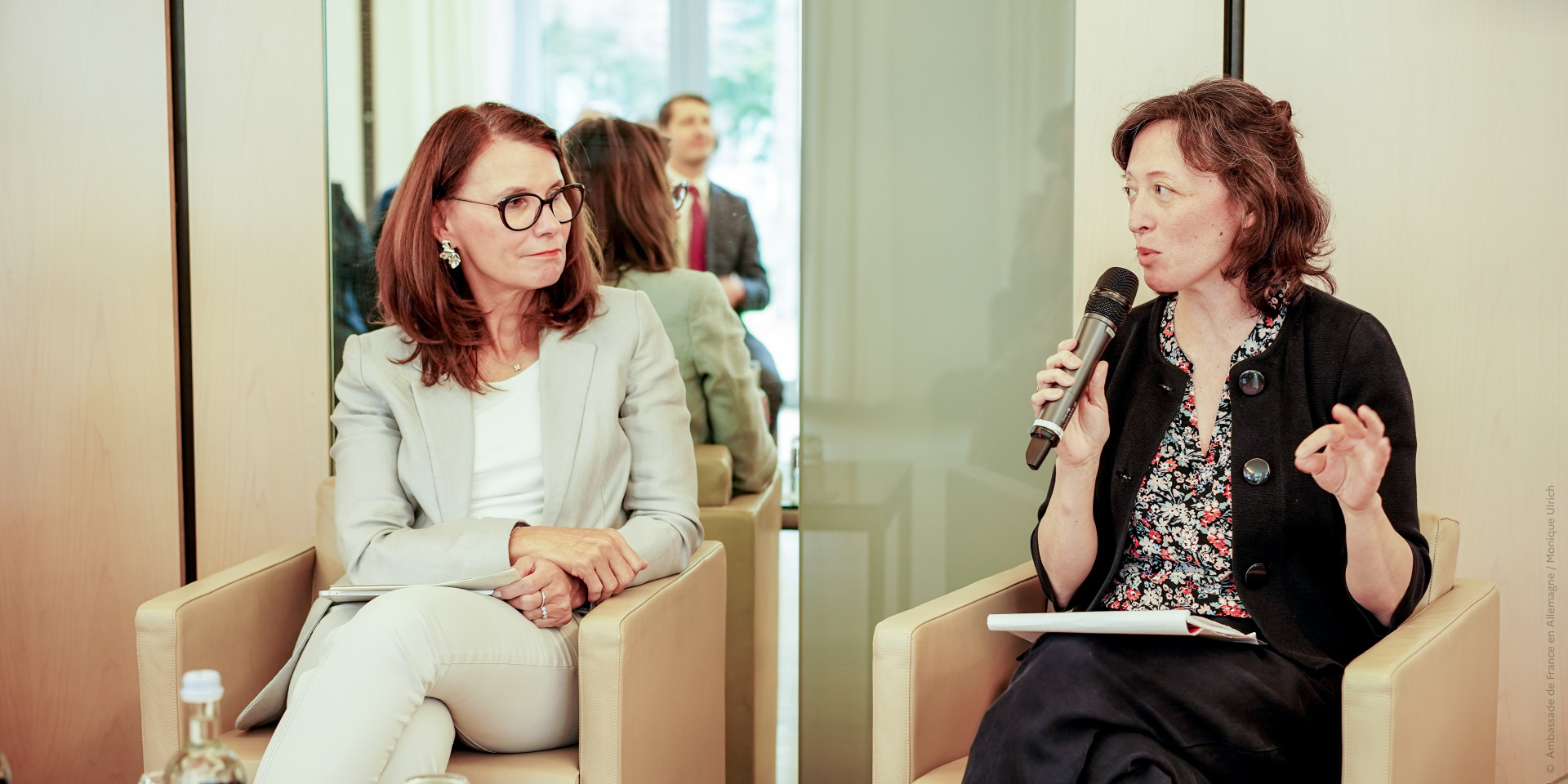 Dr. Kathleen Mar (RIFS) und Rita Schwarzelühr-Sutter (Parlamentarische Staatssekretärin im BMUKN) im Gespräch