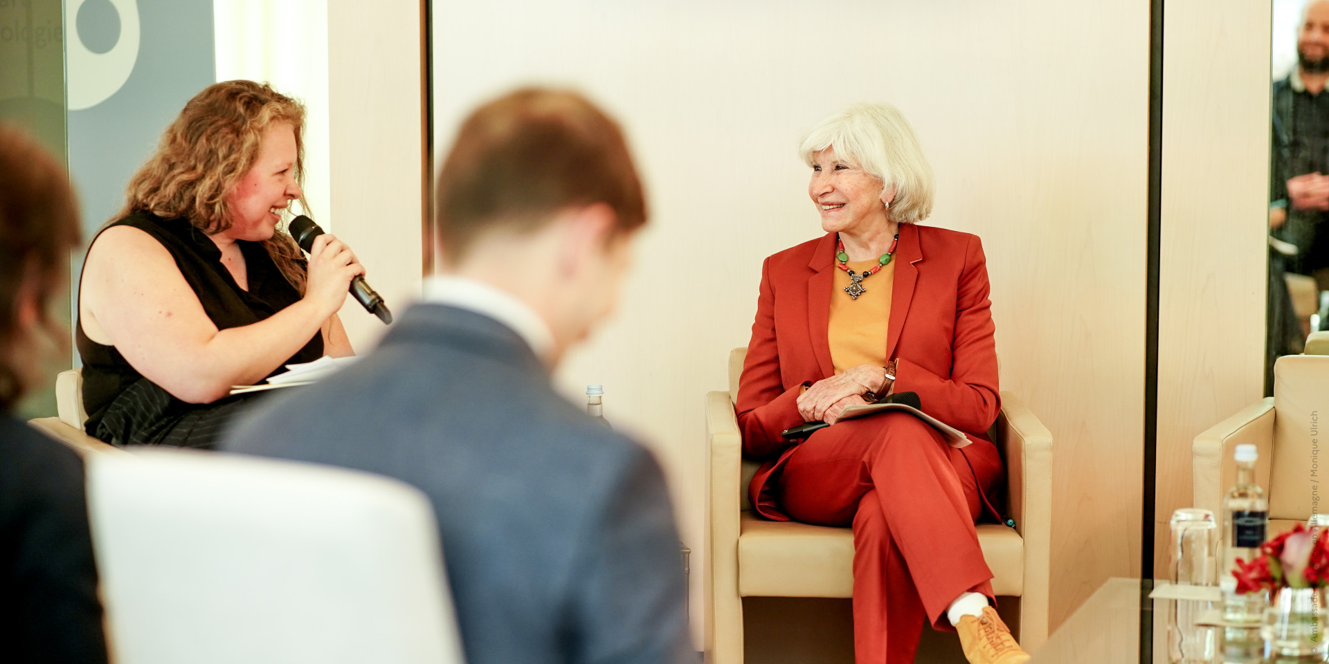 Alexandra Steinkraus und Laurence Tubiana in der französischen Botschaft