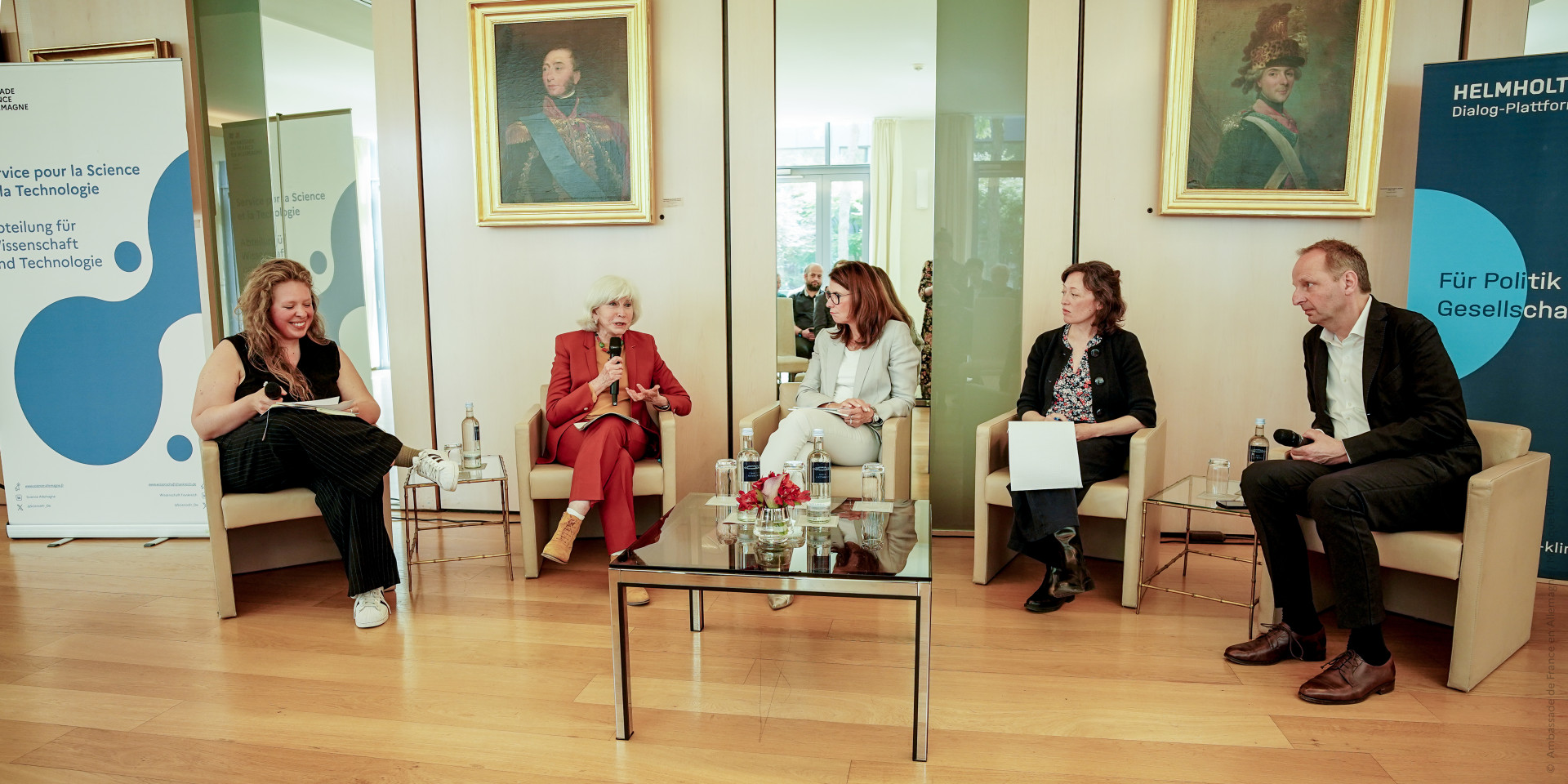 Gäste der Veranstaltung auf dem Podium in der französischen Botschaft