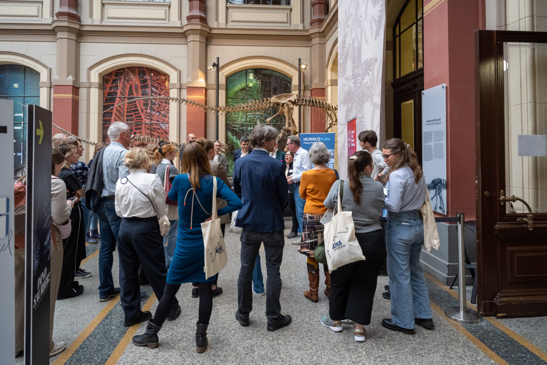 Eine Gruppe von Menschen vor einem Saurierskelett im Museum für Naturkunde 