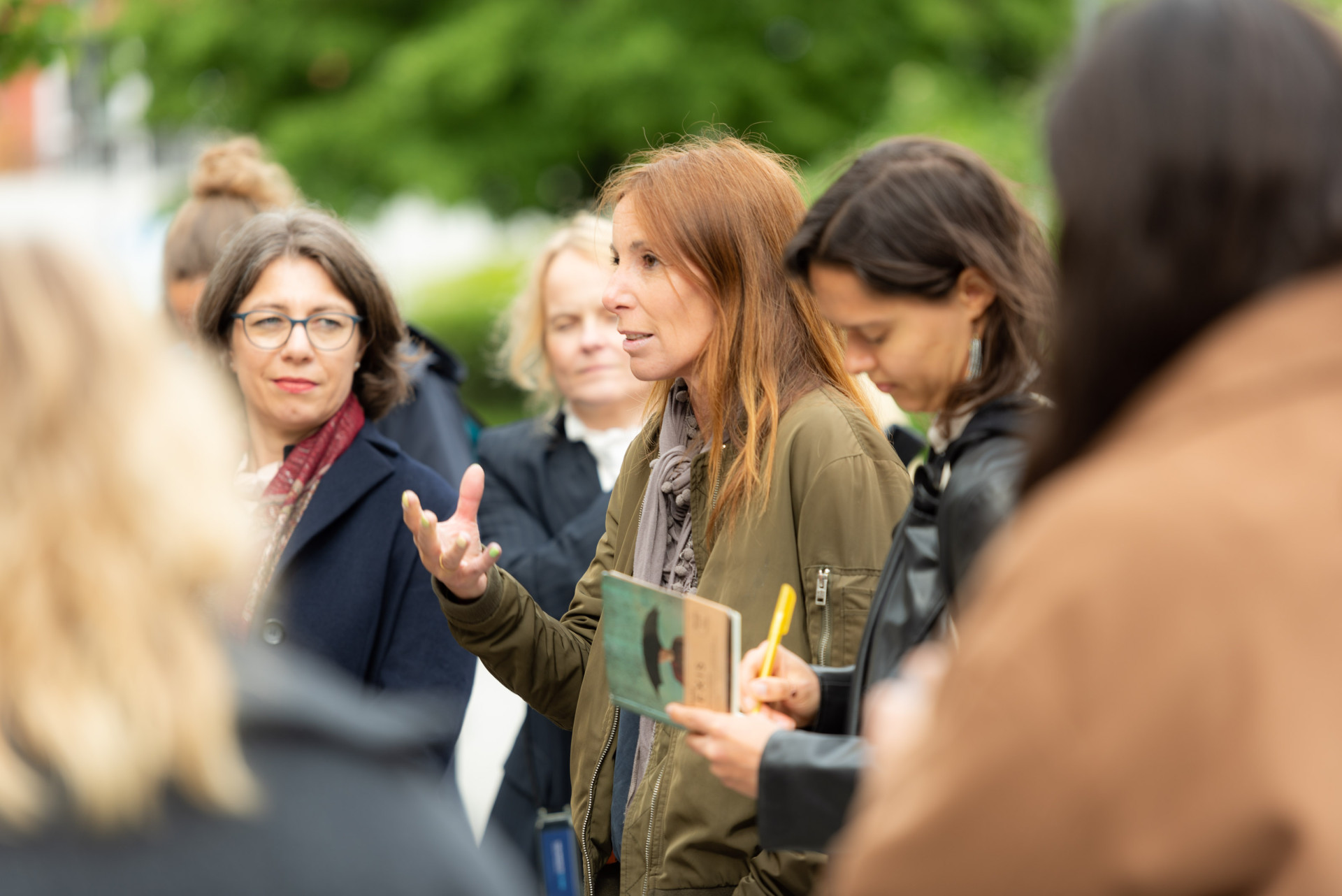 Eine Gruppe von Frauen im Austausch.