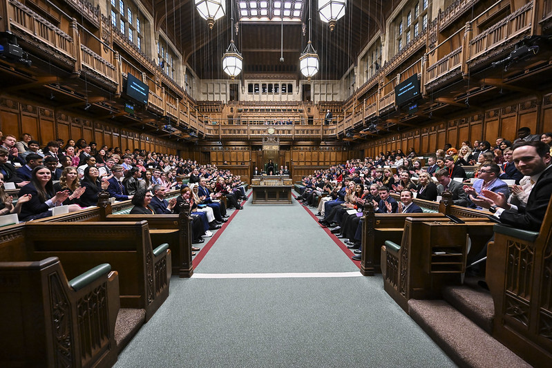 Menschen klatschen im britischen House of Commons