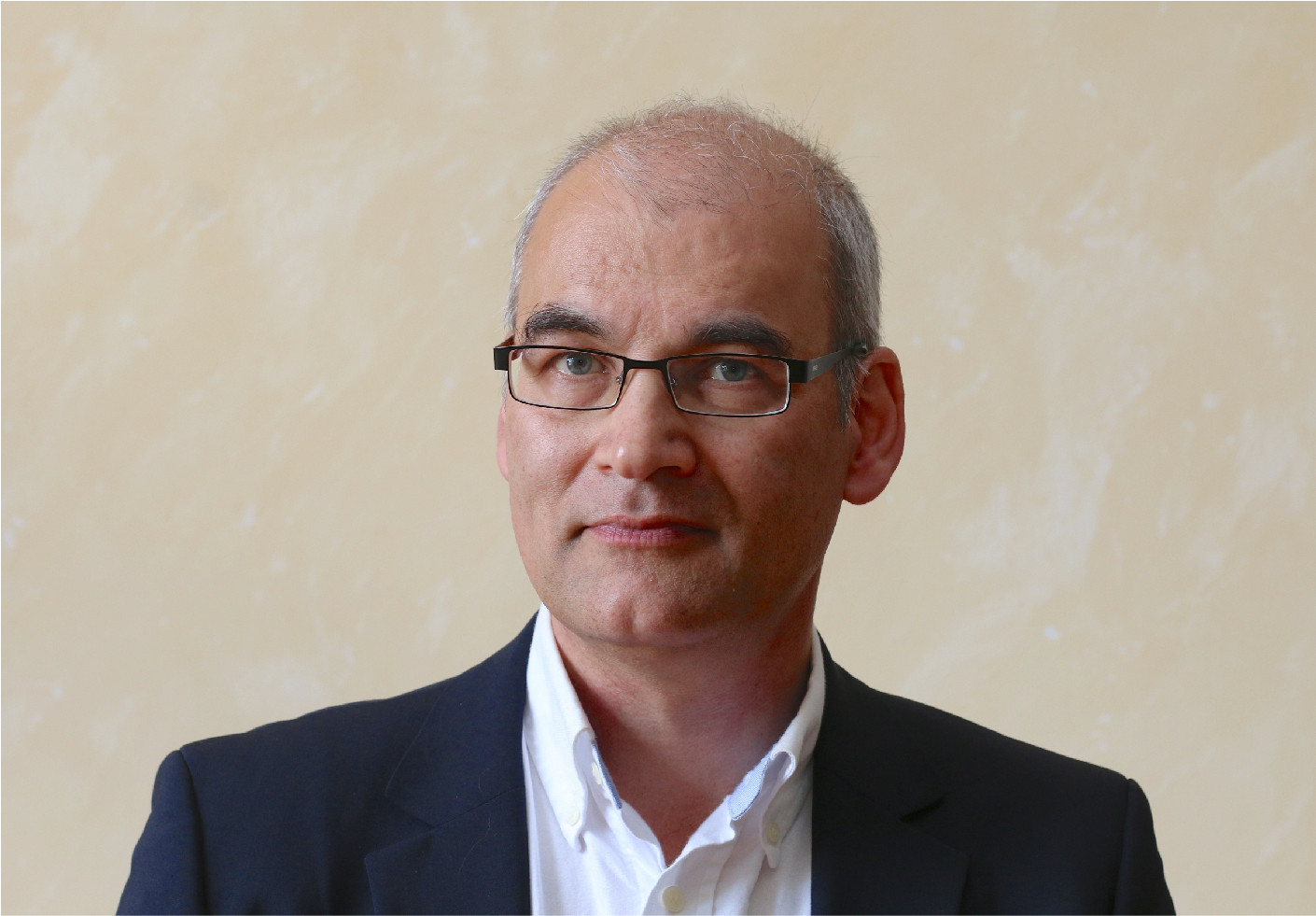 Porträt des Journalisten Christopher Schrader in schwarzem Jackett und weißem Hemd