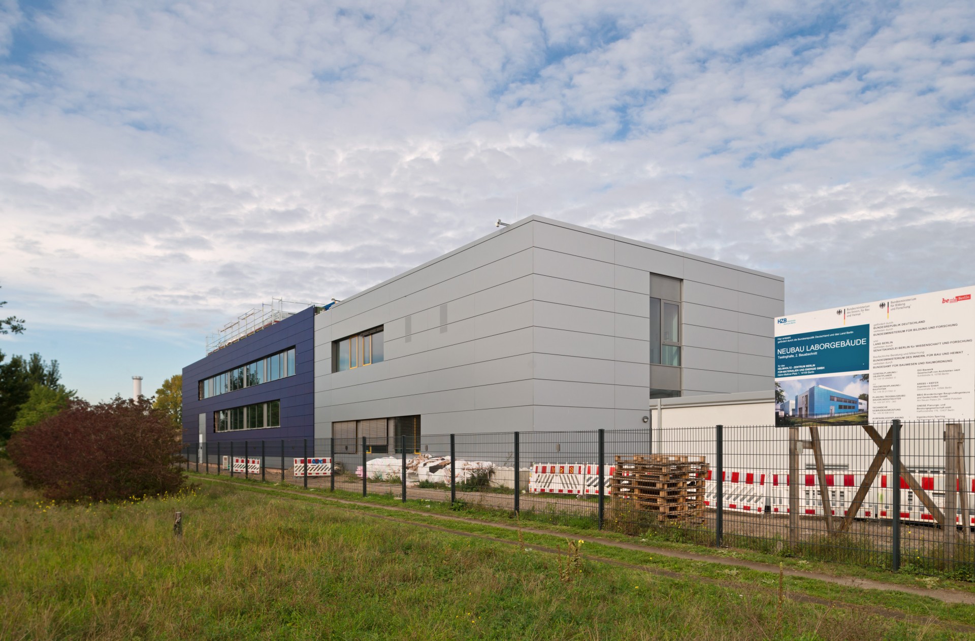 Produktionshalle in Berlin Adlershof mit der Solarzellen-Fassade