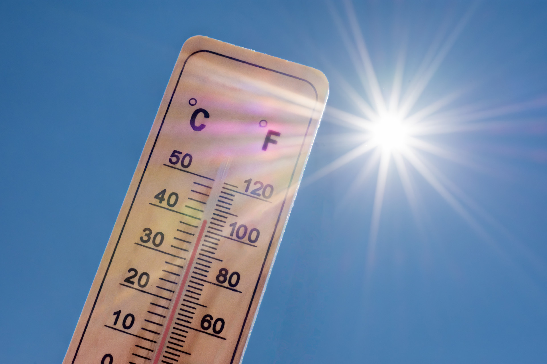 Thermometer zeigt 40 Grad Celsius vor blauem Himmel